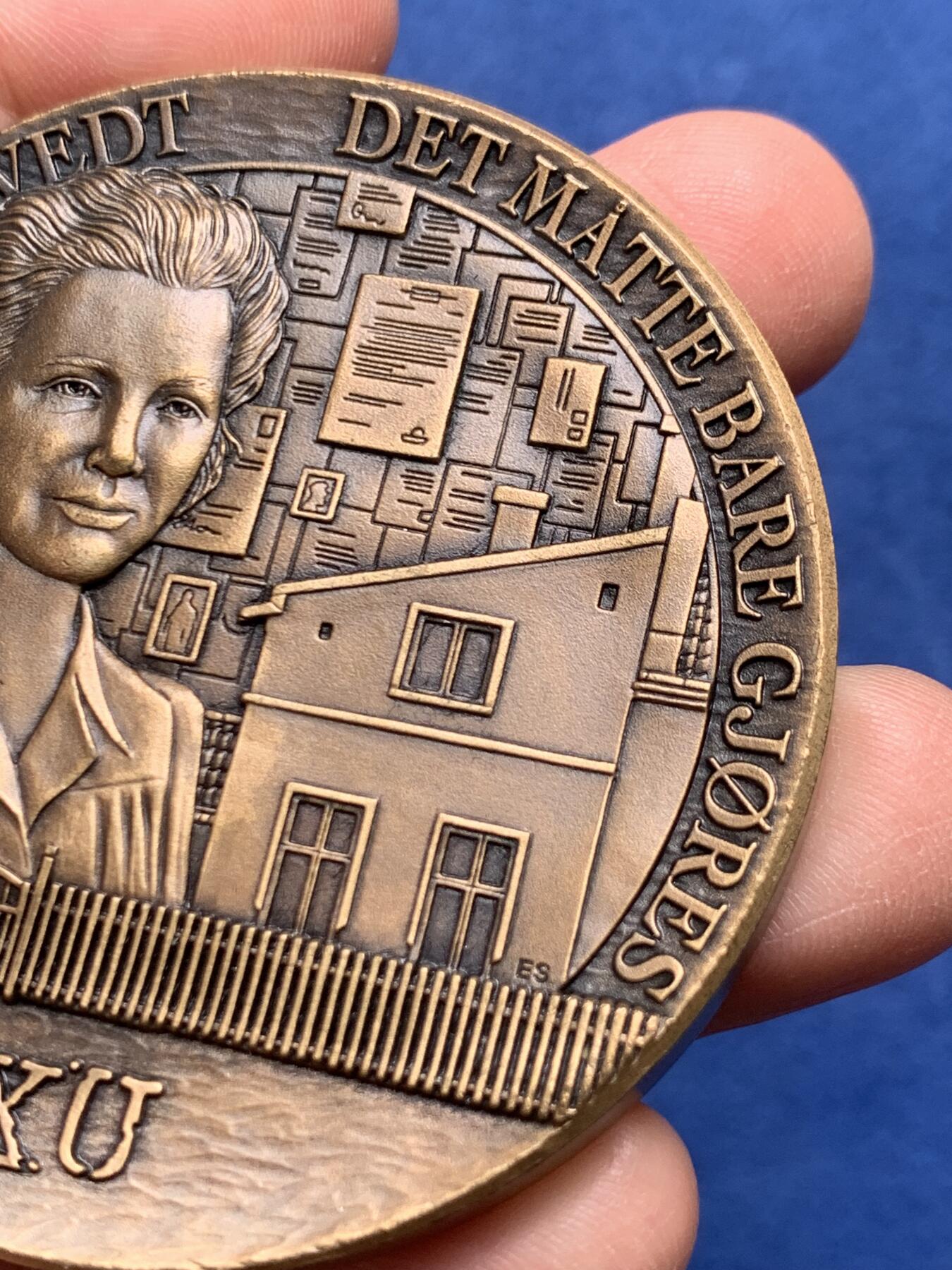 《竞宝斋》第475场 周日，周一 2场连拍 （全场包邮）欢迎送拍 挪威铜章 未知年份 二战时期挪威秘密组织XU 正面为姓名和“必须去做” 背面为“为自由而战” 直径61.4mm 重量109.3g