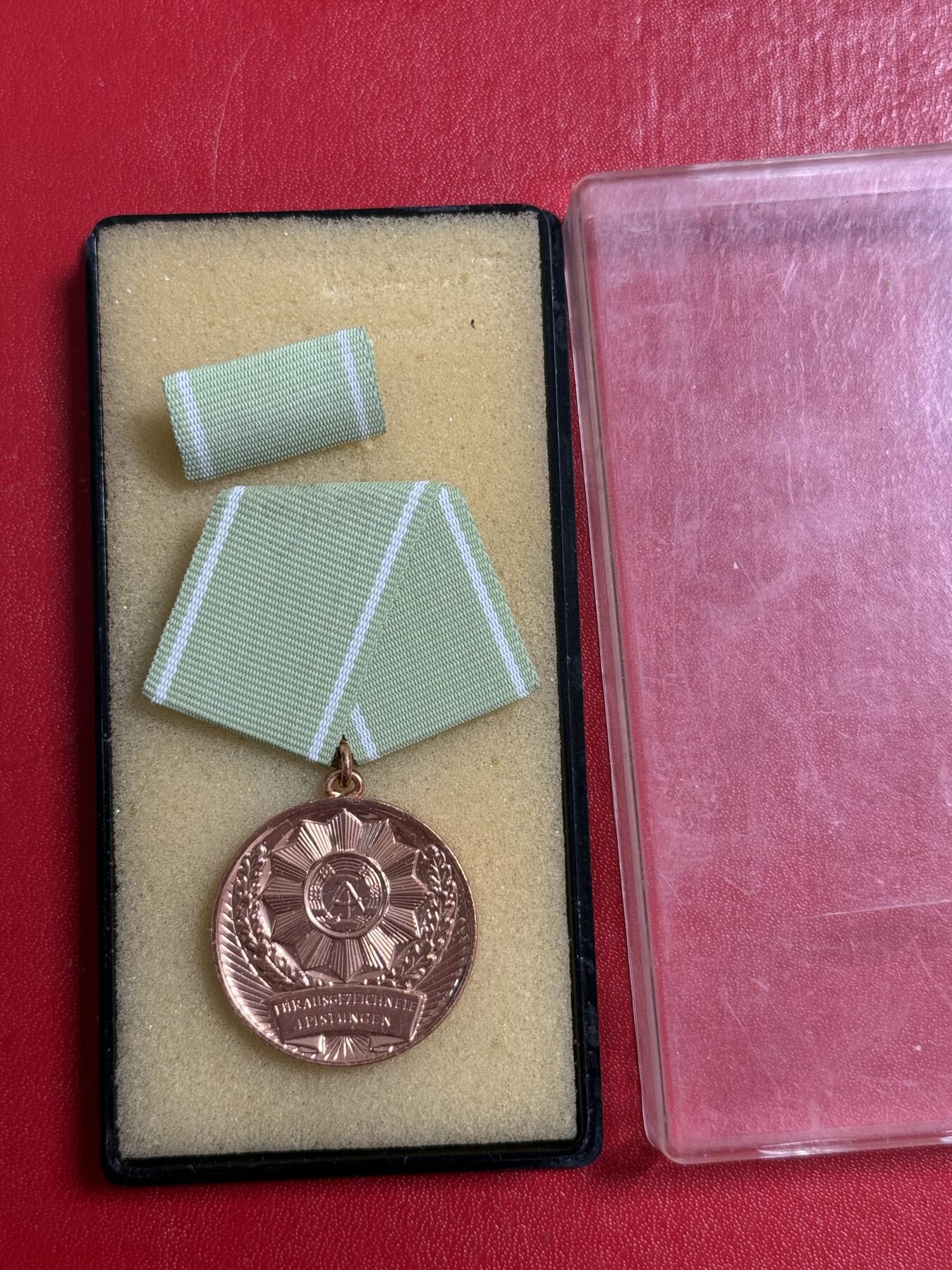 韵星假日军品类拍卖第50期 民主德国内务部铜级忠诚服务奖章带原盒略