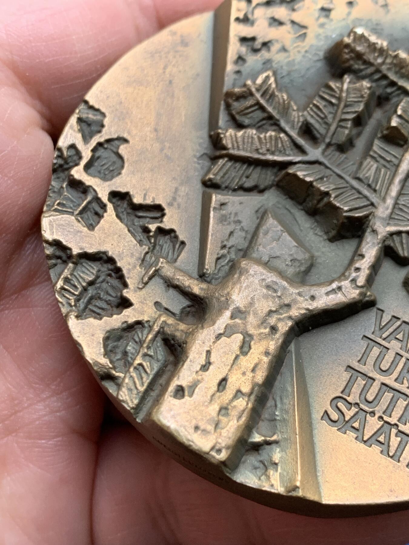 《竞宝斋》第475场 周日，周一 2场连拍 （全场包邮）欢迎送拍 芬兰大铜章 1973年 正面为拉丁语“穿越荆棘抵达星辰” 背面战争伤残者支持与研究基金会 直径69.7mm 重量317.75g