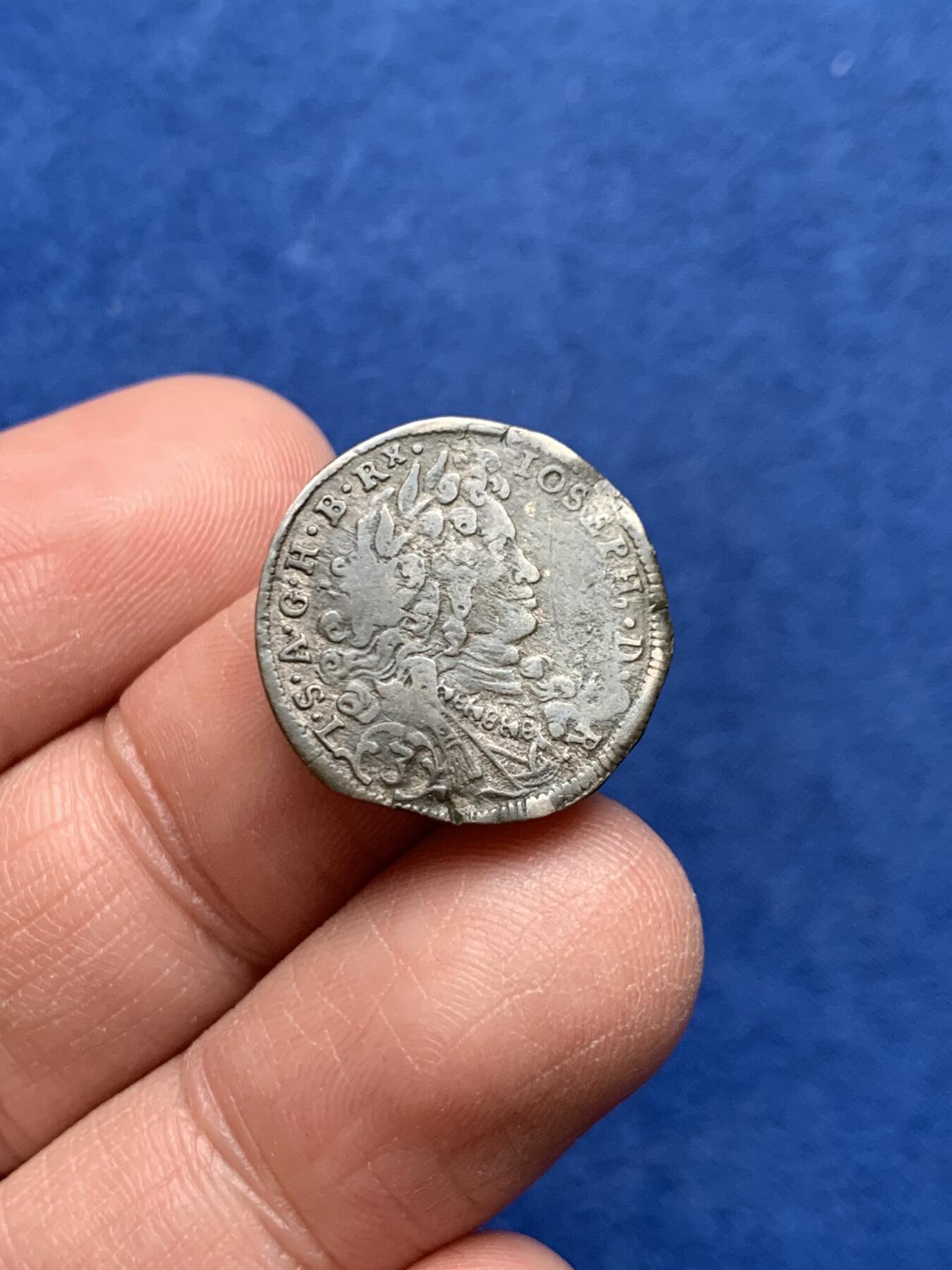 《竞宝斋》第475场 周日，周一 2场连拍 （全场包邮）欢迎送拍 1709年神圣罗马帝国3克鲁泽银币，约瑟夫一世（1705-1711年）时期打制，正面：哈布斯堡王朝约瑟夫一世，译文：约瑟夫，蒙神恩典，罗马人的皇帝，永恒的至尊，德意志、匈牙利和波希米亚国王。背面：戴冠的帝国双头鹰，胸前为奥地利和勃艮第盾徽。鹰冠分隔上方的年份。重约：1.45克；少见品种！