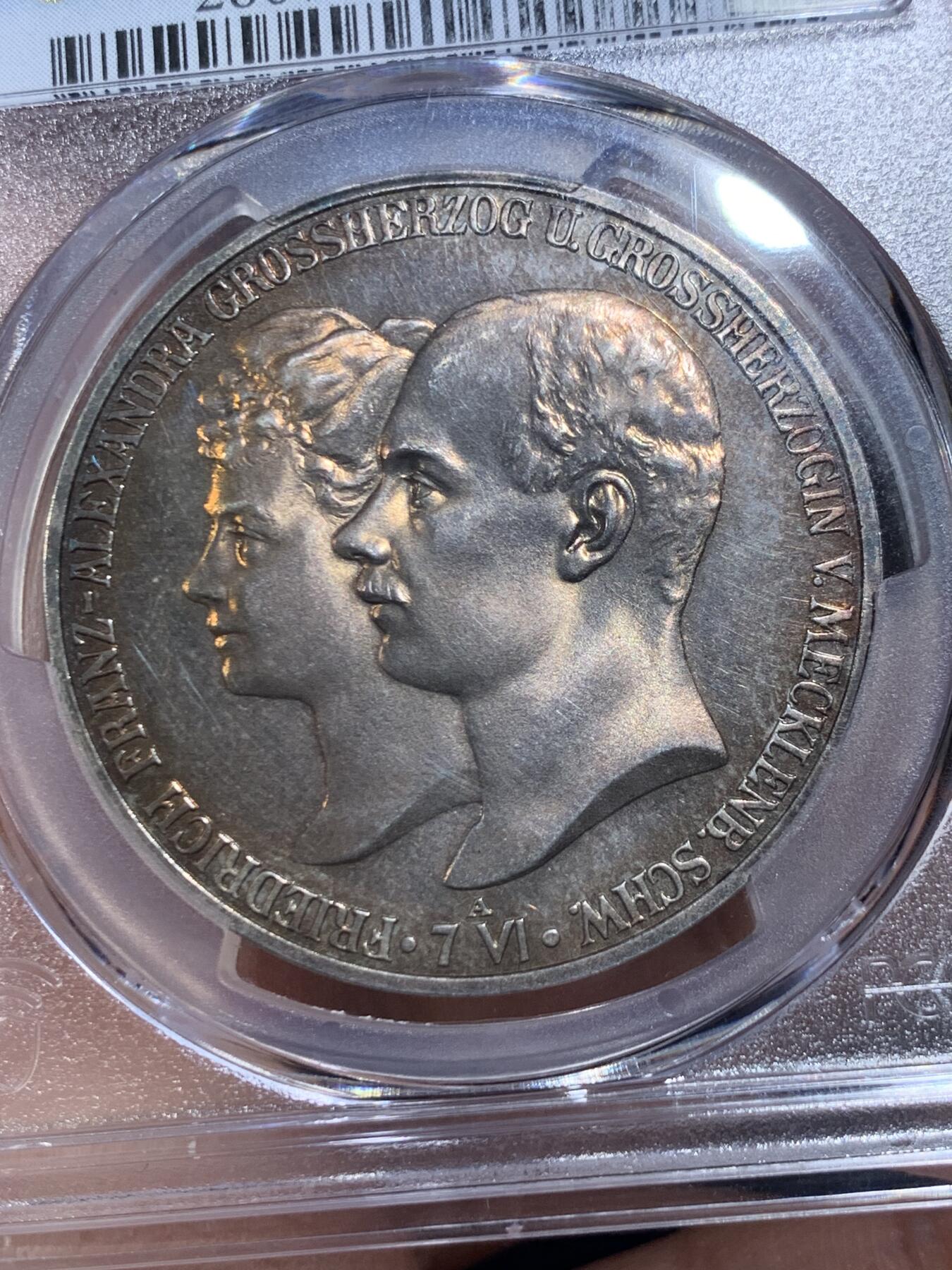 《竞宝斋》第475场 周日，周一 2场连拍 （全场包邮）欢迎送拍 PCGS PR64 德国1904年 梅克伦堡 什未林皇家大婚精制版纪念5马克，用以纪念弗里德里希·弗朗茨四世与汉诺威及坎伯兰的亚历山德拉公主的婚礼，发行量仅2500枚。币面呈现出耀眼的香槟色包浆，如水彩般铺展于表面，强烈的闪光照亮了镜面底板。无论在视觉效果上还是在技术品质上都堪称无可比拟，是极其令人向往的收藏佳品。