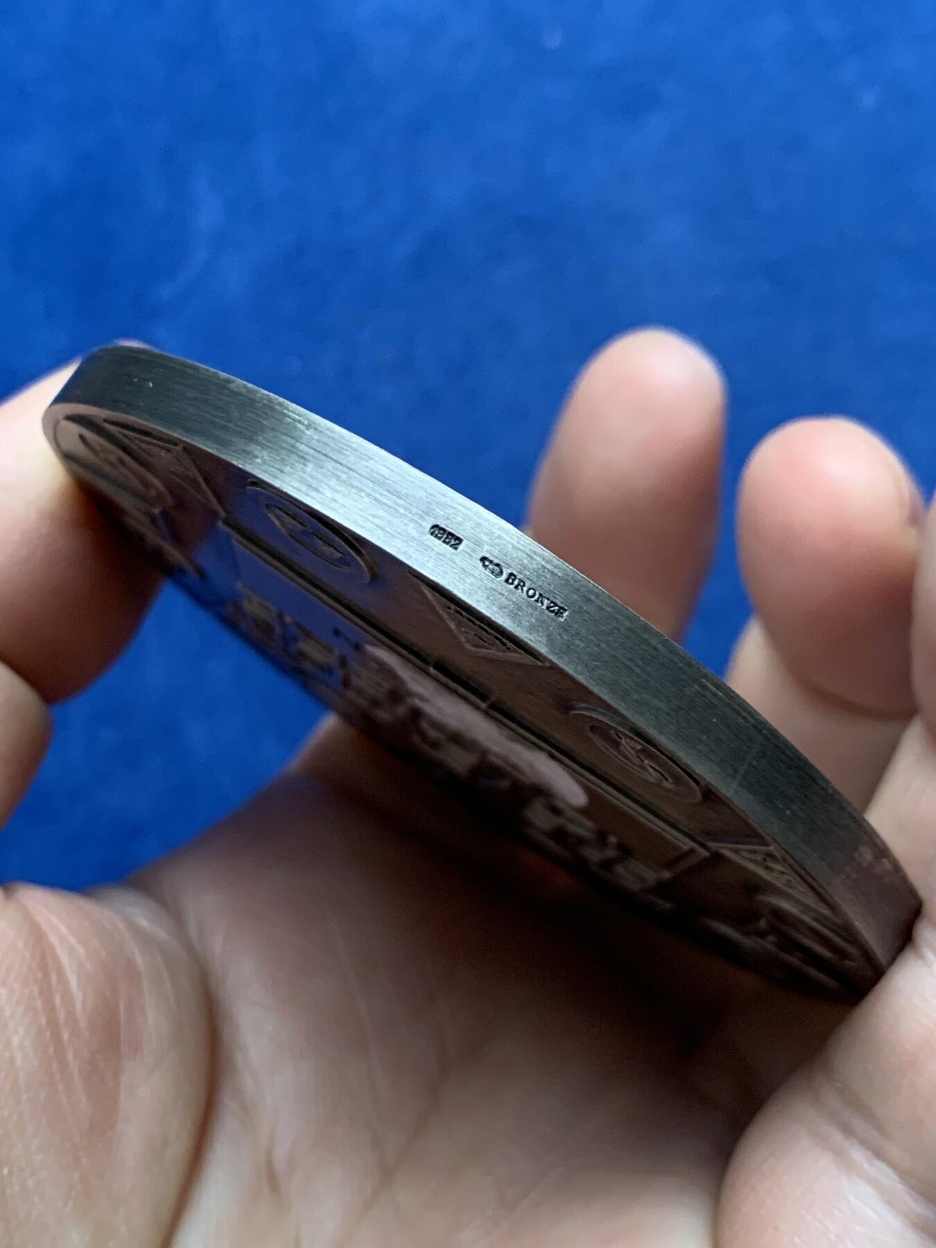 《竞宝斋》第475场 周日，周一 2场连拍 （全场包邮）欢迎送拍 名家名作 法国预防道路安全镀银大铜章 183.1克 71.5mm 丰饶角铜标 带盒