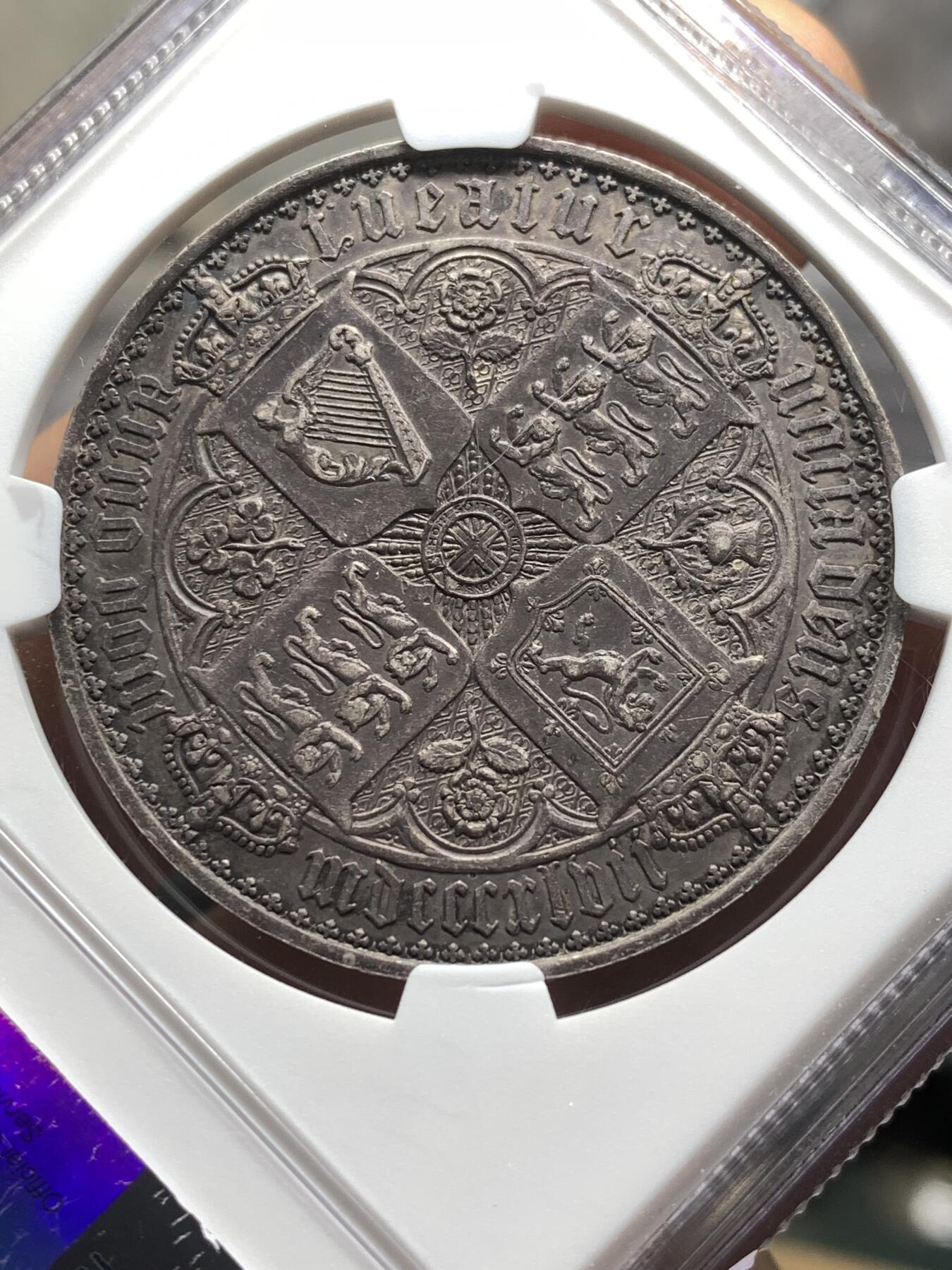 《竞宝斋》第475场 周日，周一 2场连拍 （全场包邮）欢迎送拍 NGC PF53 英国1847年哥特克朗，原味老包浆，NGC严评，外拍节节攀升，上车哥特好机会