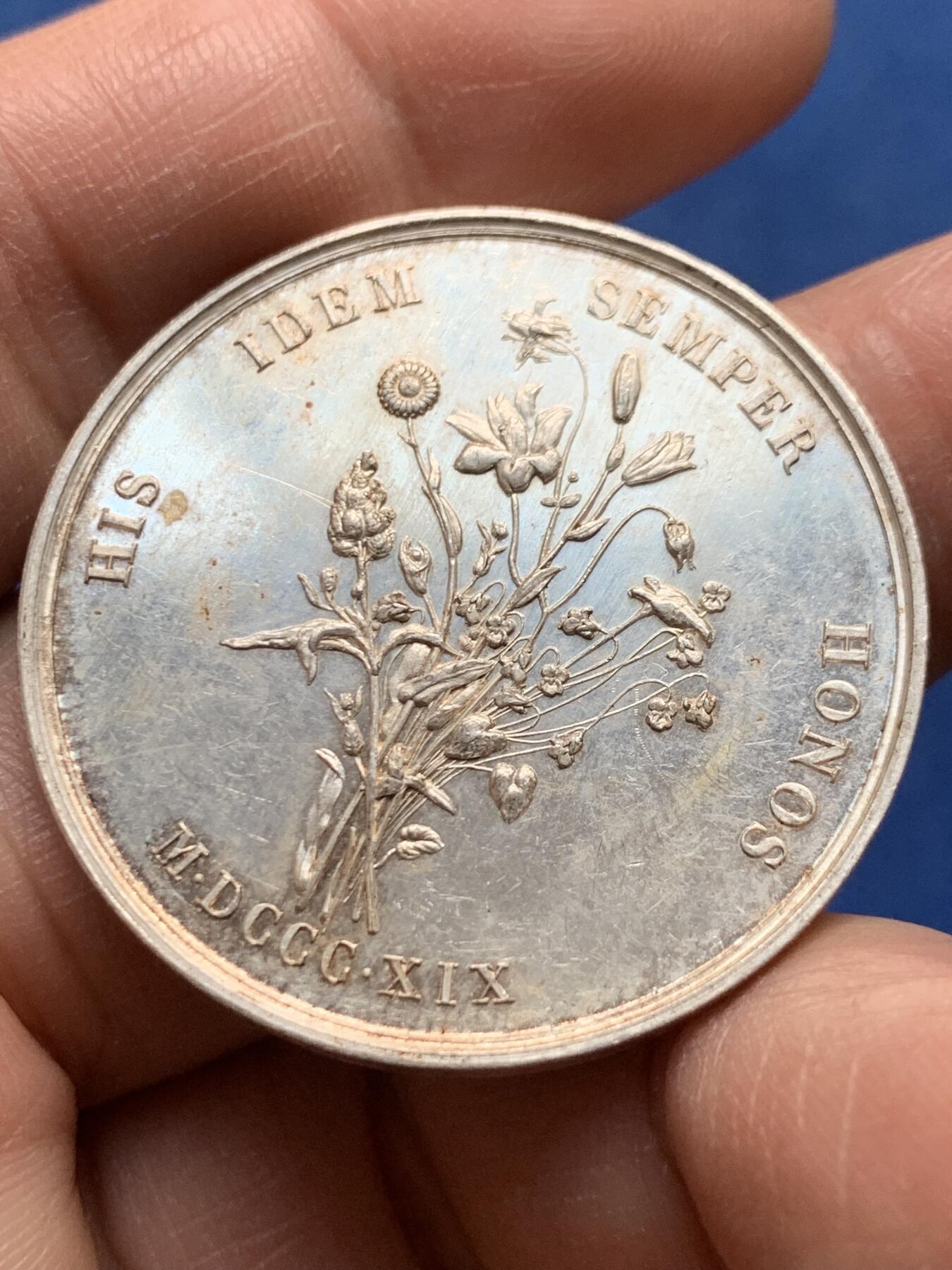 《竞宝斋》第475场 周日，周一 2场连拍 （全场包邮）欢迎送拍 法国1819年图卢兹花卉节银质代币，女诗人克莱蒙·伊索尔，17.82g，35.5mm，蜜蜂边铭