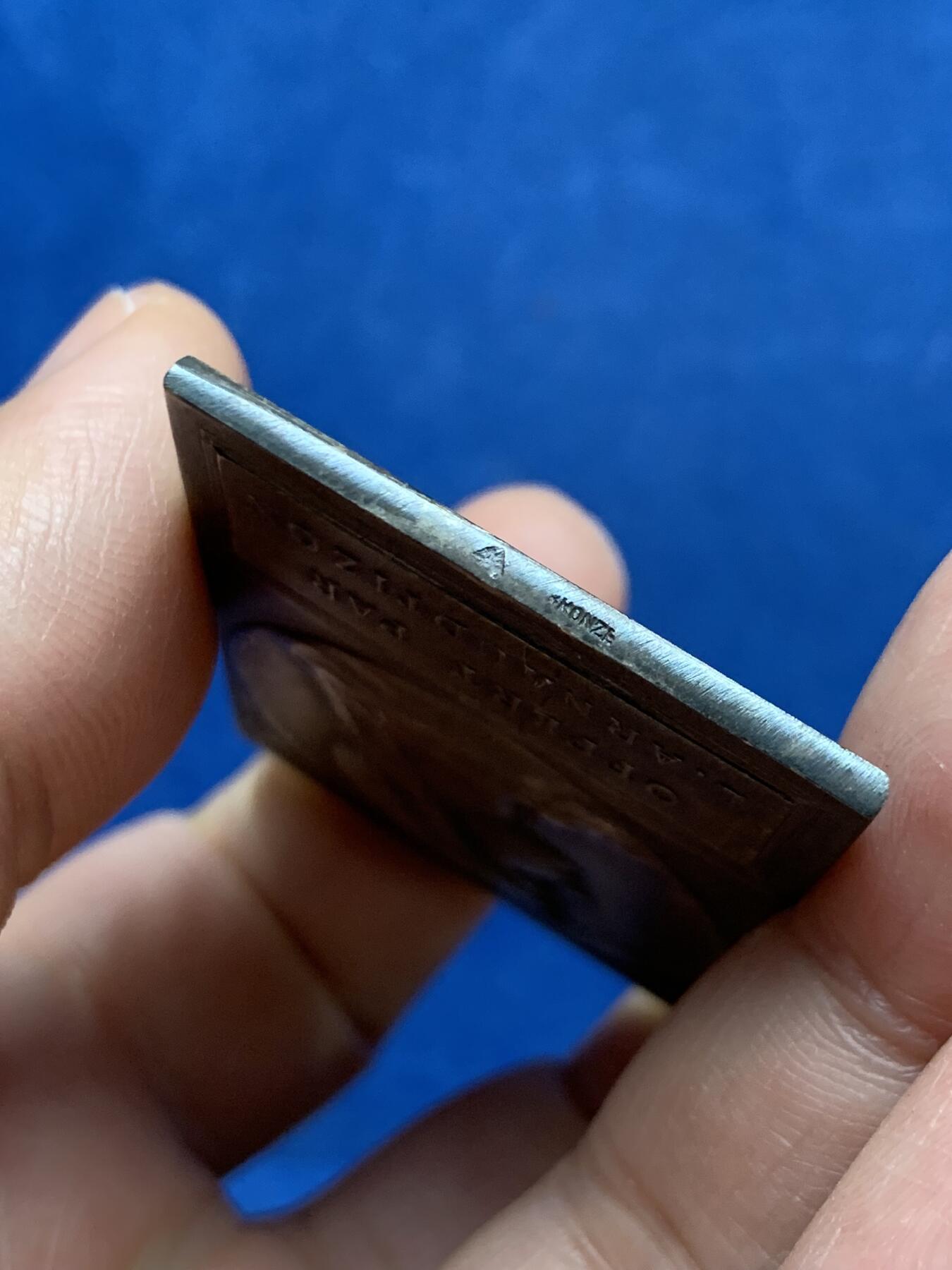 《竞宝斋》第475场 周日，周一 2场连拍 （全场包邮）欢迎送拍 玛丽安娜女神方型镀银铜章 41.2克 35*50.3mm 三角铜标 带盒 细节见图