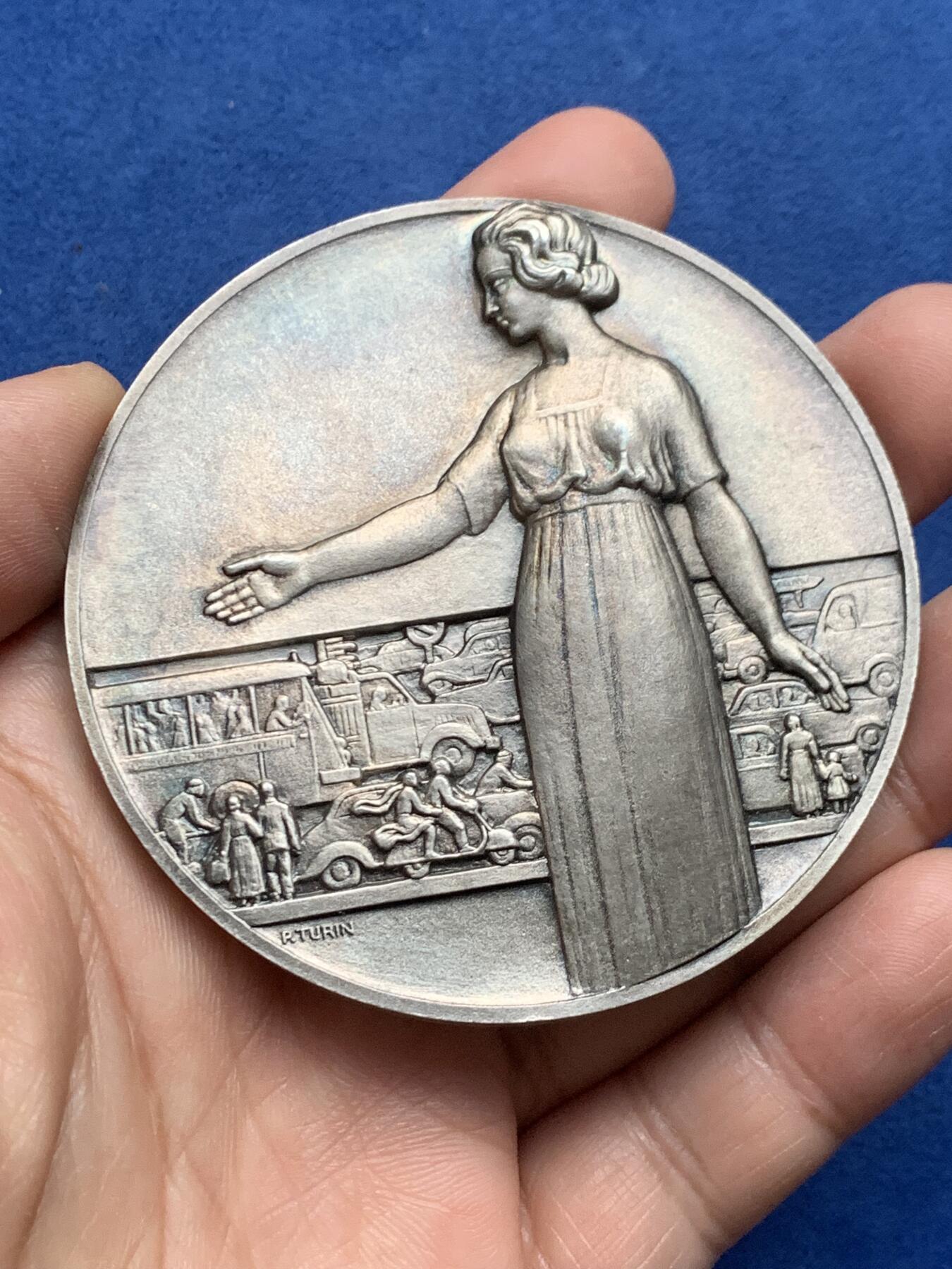 《竞宝斋》第475场 周日，周一 2场连拍 （全场包邮）欢迎送拍 名家名作 法国预防道路安全镀银大铜章 183.1克 71.5mm 丰饶角铜标 带盒