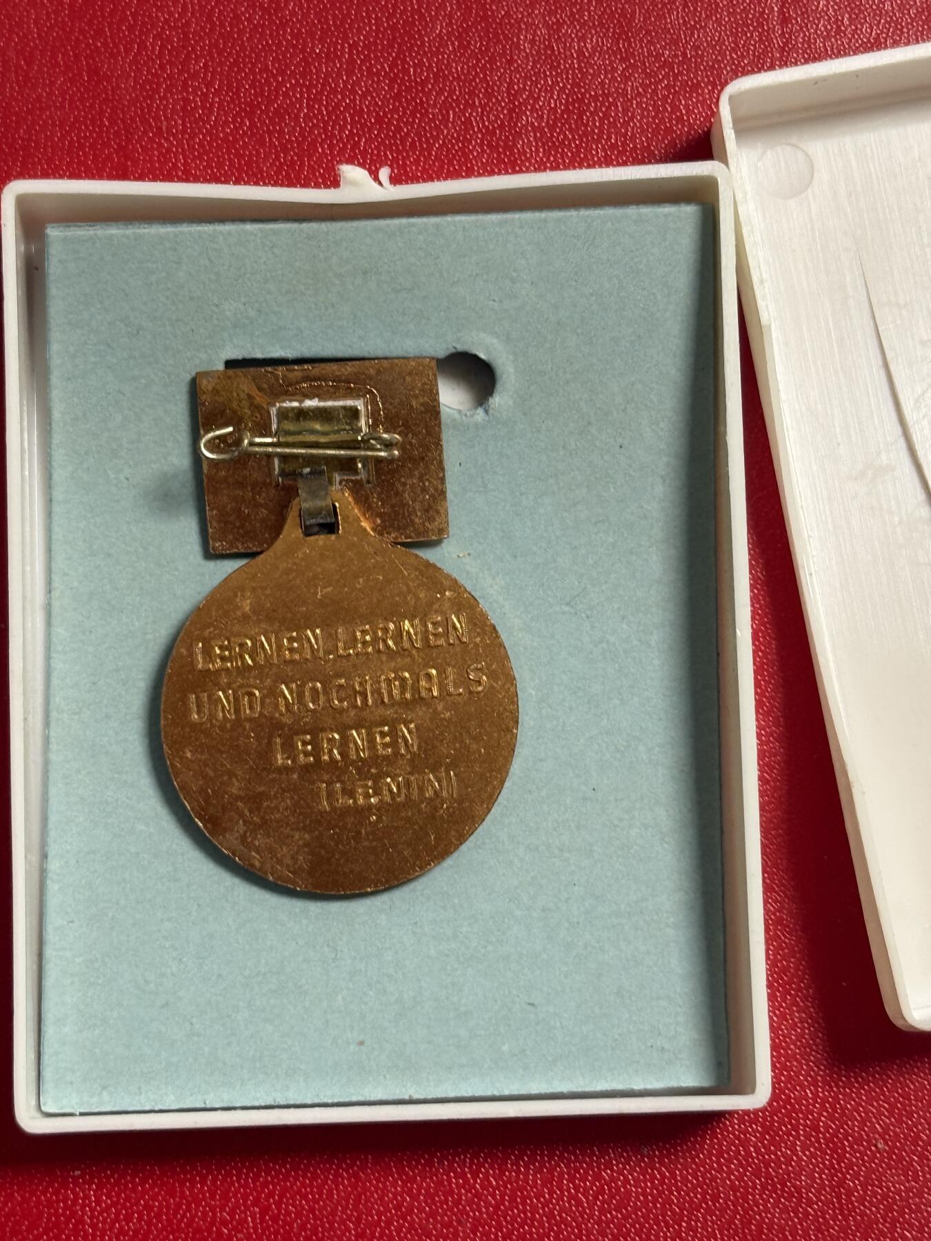 韵星假日军品类拍卖第50期 民主德国专业劳动竞赛优异成就奖章带原盒