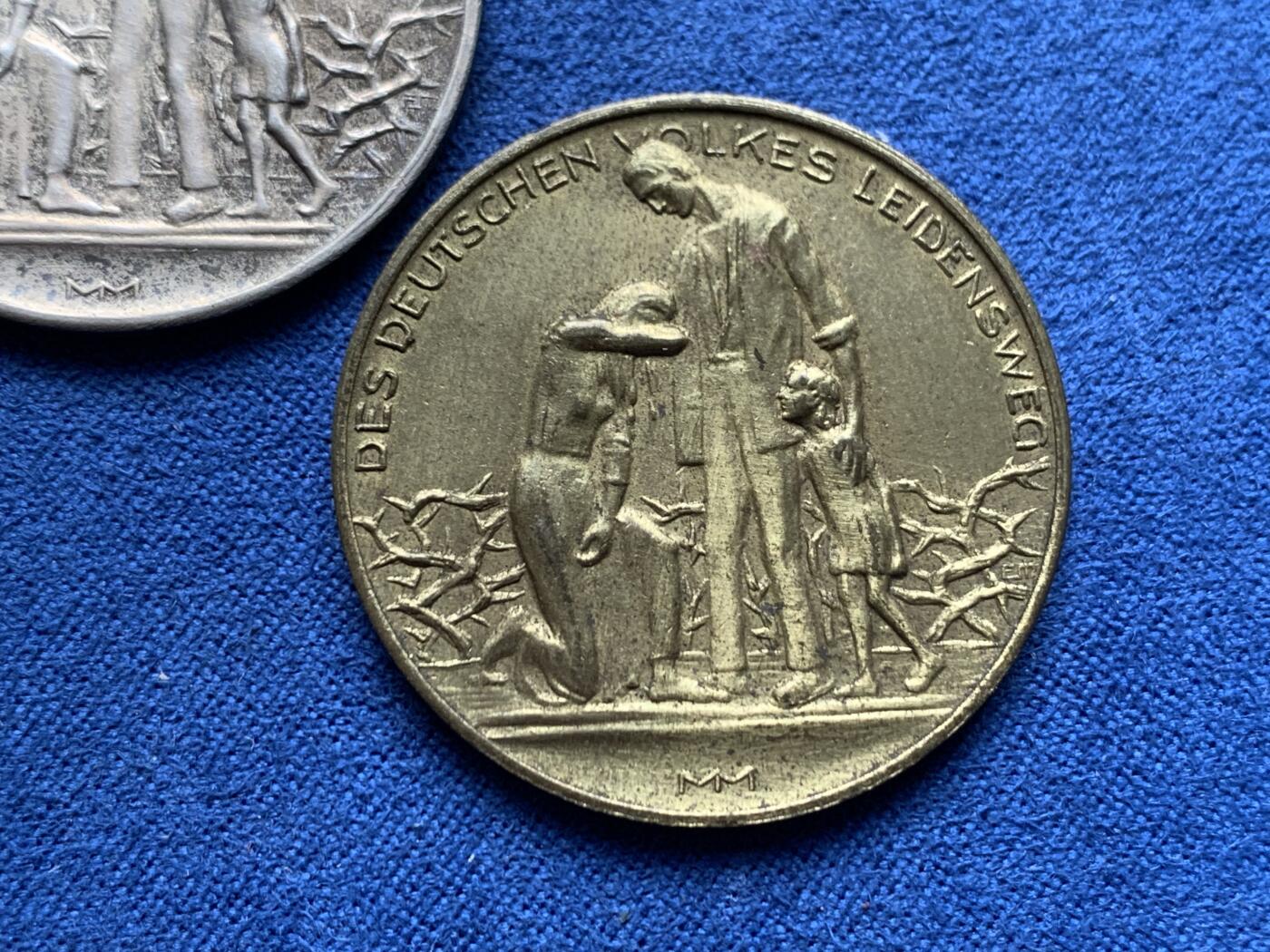 《竞宝斋》第475场 周日，周一 2场连拍 （全场包邮）欢迎送拍 1923年魏玛共和国一月内通货物价记录纪念章一套3枚，材质为2铜1镍，其中镍材质的非常少见！正面：德国家庭三口悲伤场景。背面铭文：1923年11月1日一磅面包：三百万马克1磅鱼:三千六百万马克1升啤酒：四百万马克；1923年11月15日一磅面包：八千万马克1磅鱼:九亿马克1升啤酒：五千二百万马克；1923年12月1日一磅面包：二亿六千万马克1磅鱼:3.2万亿马克