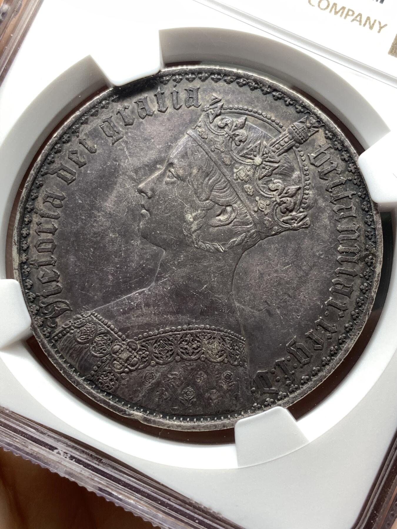 《竞宝斋》第475场 周日，周一 2场连拍 （全场包邮）欢迎送拍 NGC PF53 英国1847年哥特克朗，原味老包浆，NGC严评，外拍节节攀升，上车哥特好机会