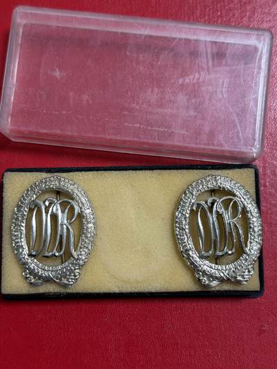 韵星假日军品类拍卖第50期  -- Rimey Holidays Militaria Auction 50 - 民主德国人民军银级体能证章两枚