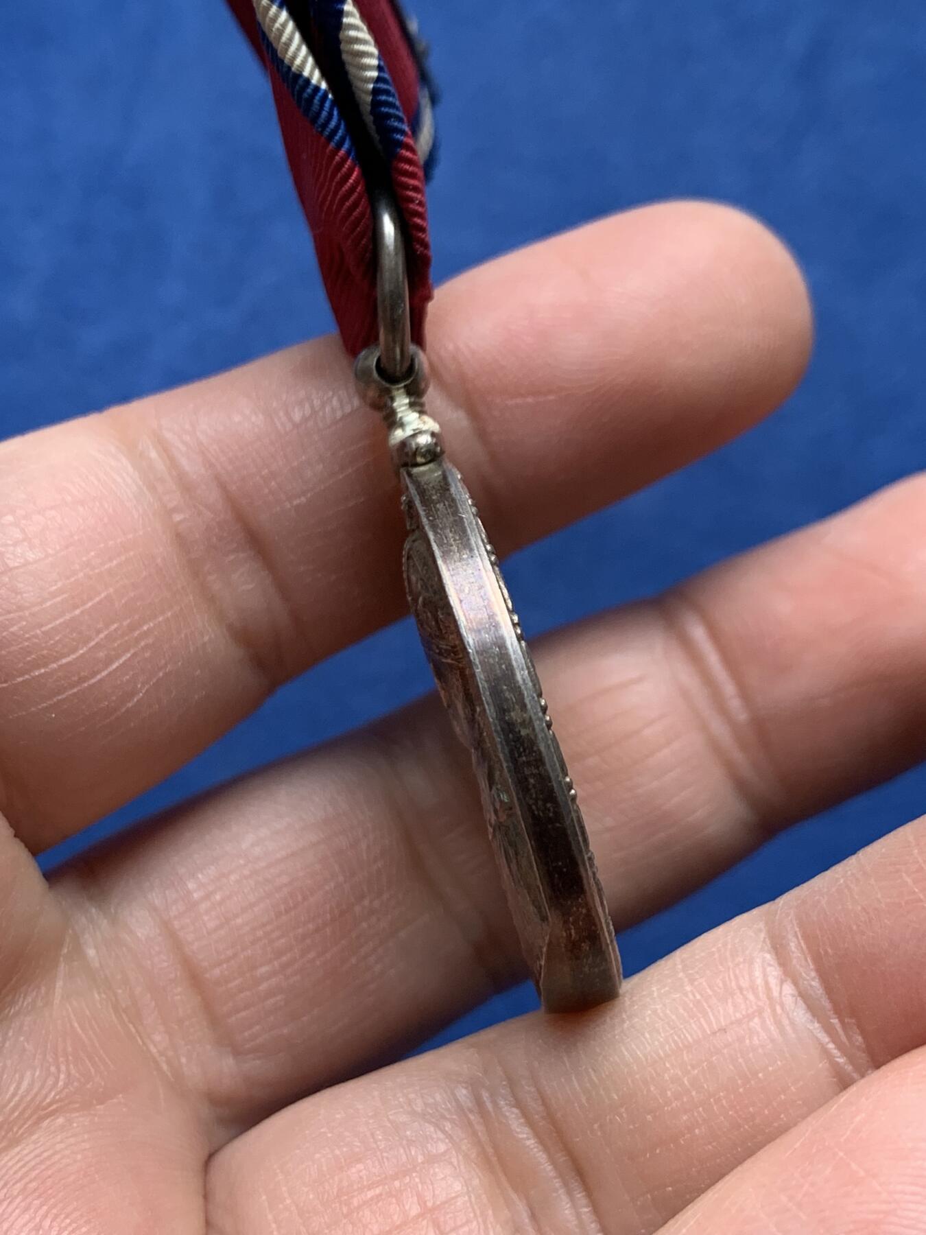 《竞宝斋》第475场 周日，周一 2场连拍 （全场包邮）欢迎送拍 英国1935年乔治五世登基25周年银禧纪念章，925银制，高浮雕，五彩包浆极美，带三色绶带，总重约32.7克。