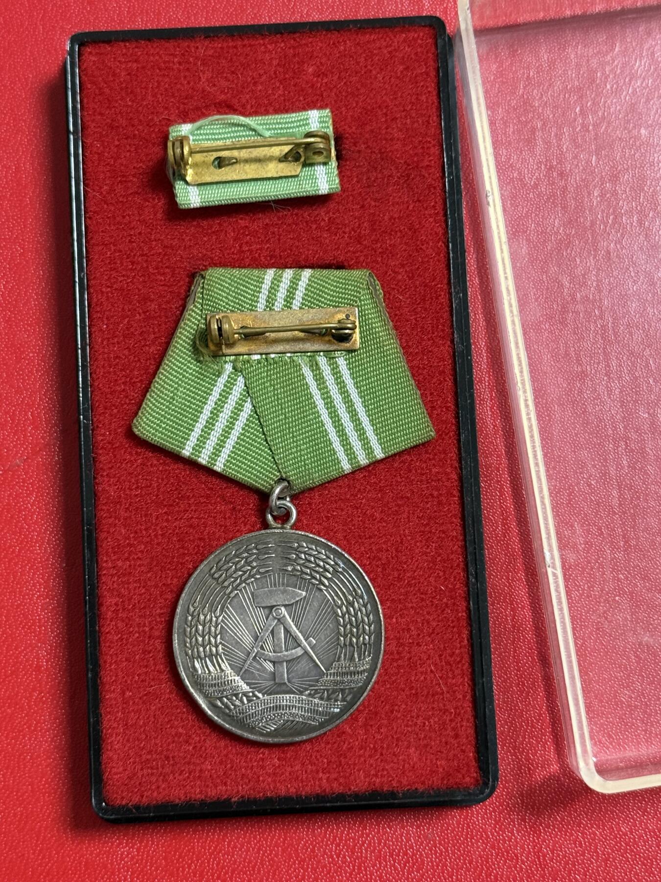 韵星假日军品类拍卖第50期 民主德国早期银级内务部武装力量忠诚服务奖章带原盒略