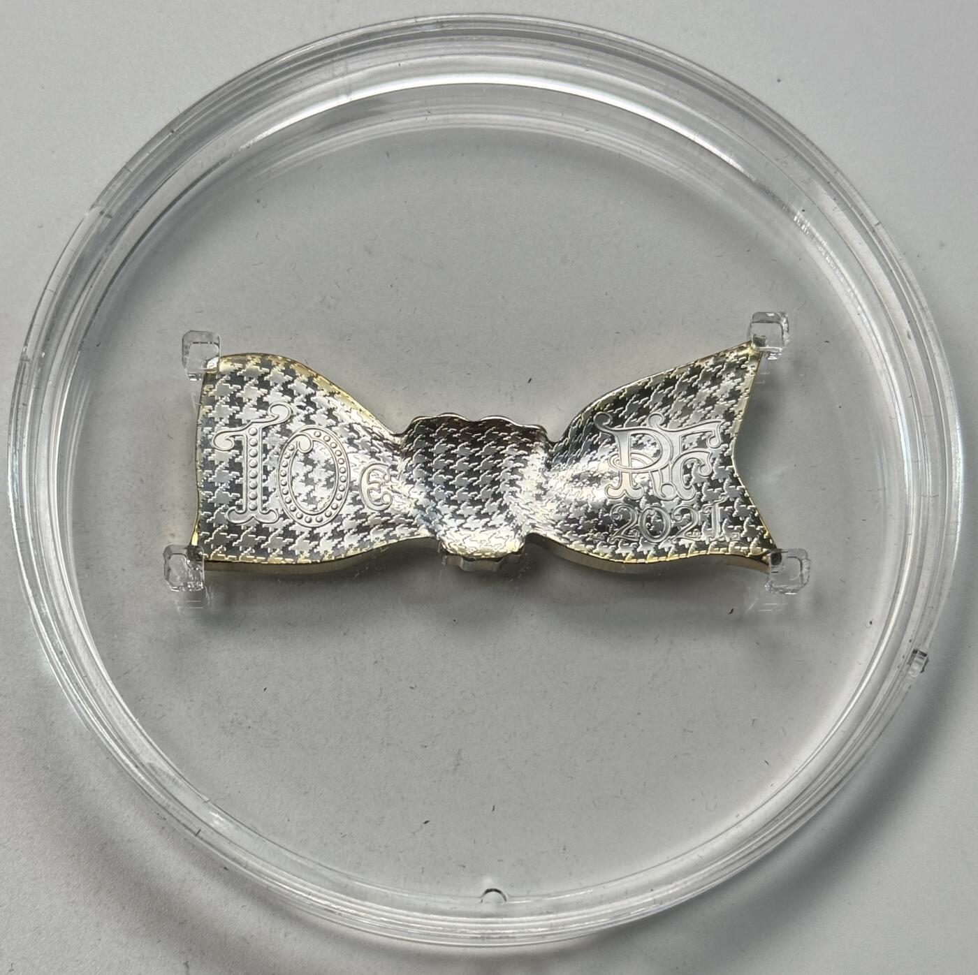 S&S Numismatic世界钱币-拍卖 第123期  法国2021年 法兰西瑰宝-迪奥蝴蝶结75周年 10欧元异形纪念精制银币 有盒无证 塑料壳子小裂