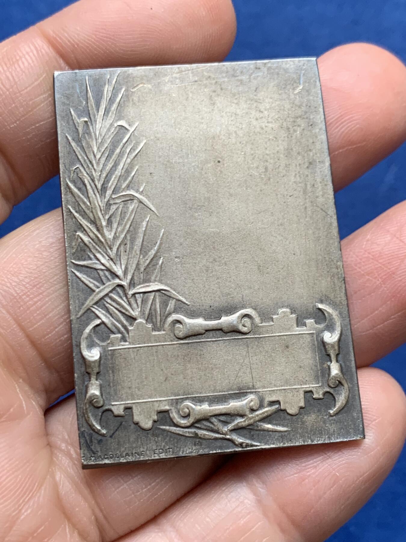 《竞宝斋》第475场 周日，周一 2场连拍 （全场包邮）欢迎送拍 玛丽安娜女神方型镀银铜章 41.2克 35*50.3mm 三角铜标 带盒 细节见图