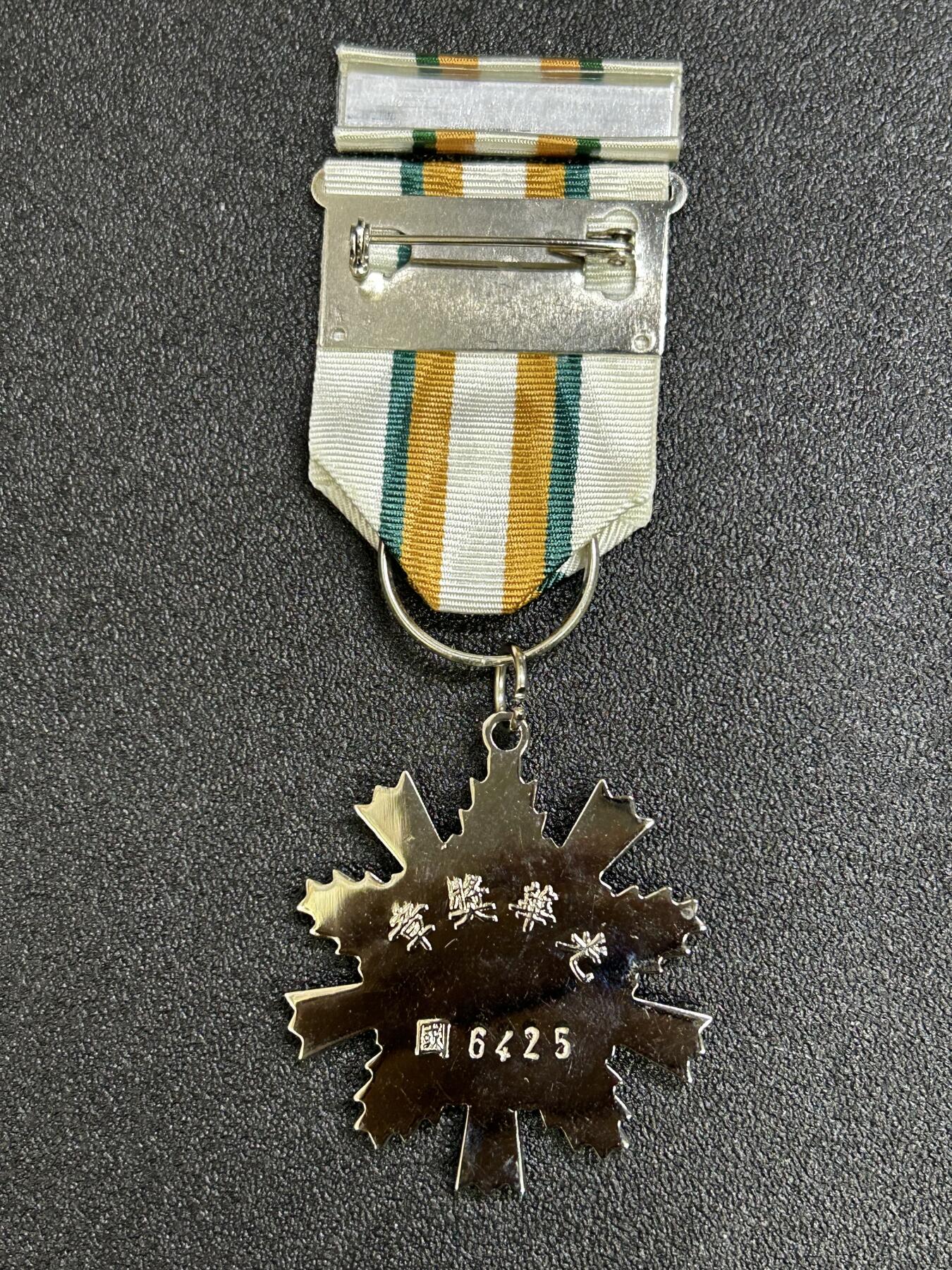 西秦中古拍卖第八十二期  民国甲种二等光华奖章 带勋略 实发带编号 退台后