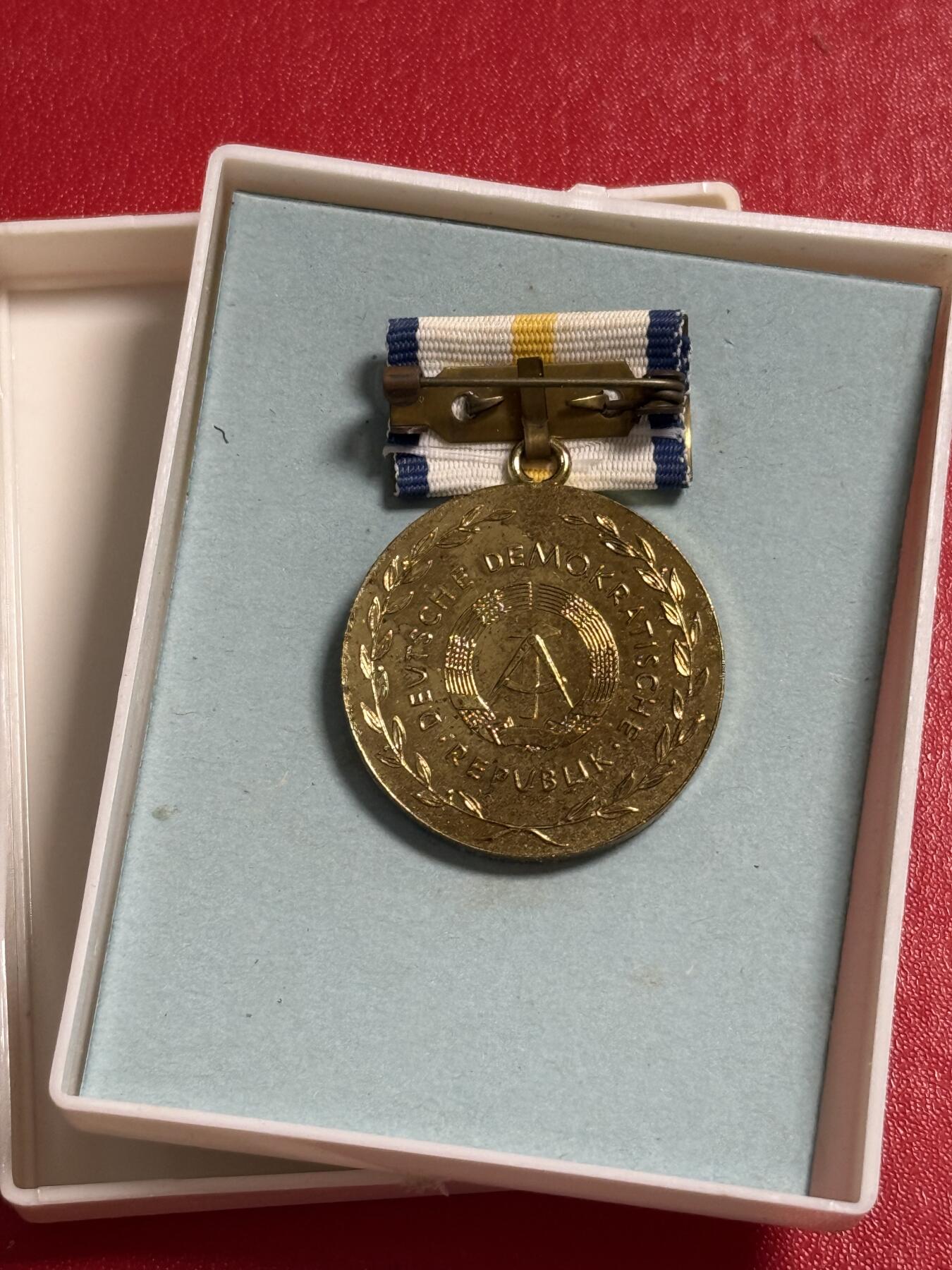 韵星假日军品类拍卖第50期 民主德国金级卫生与公共医疗忠诚服务奖章带原盒