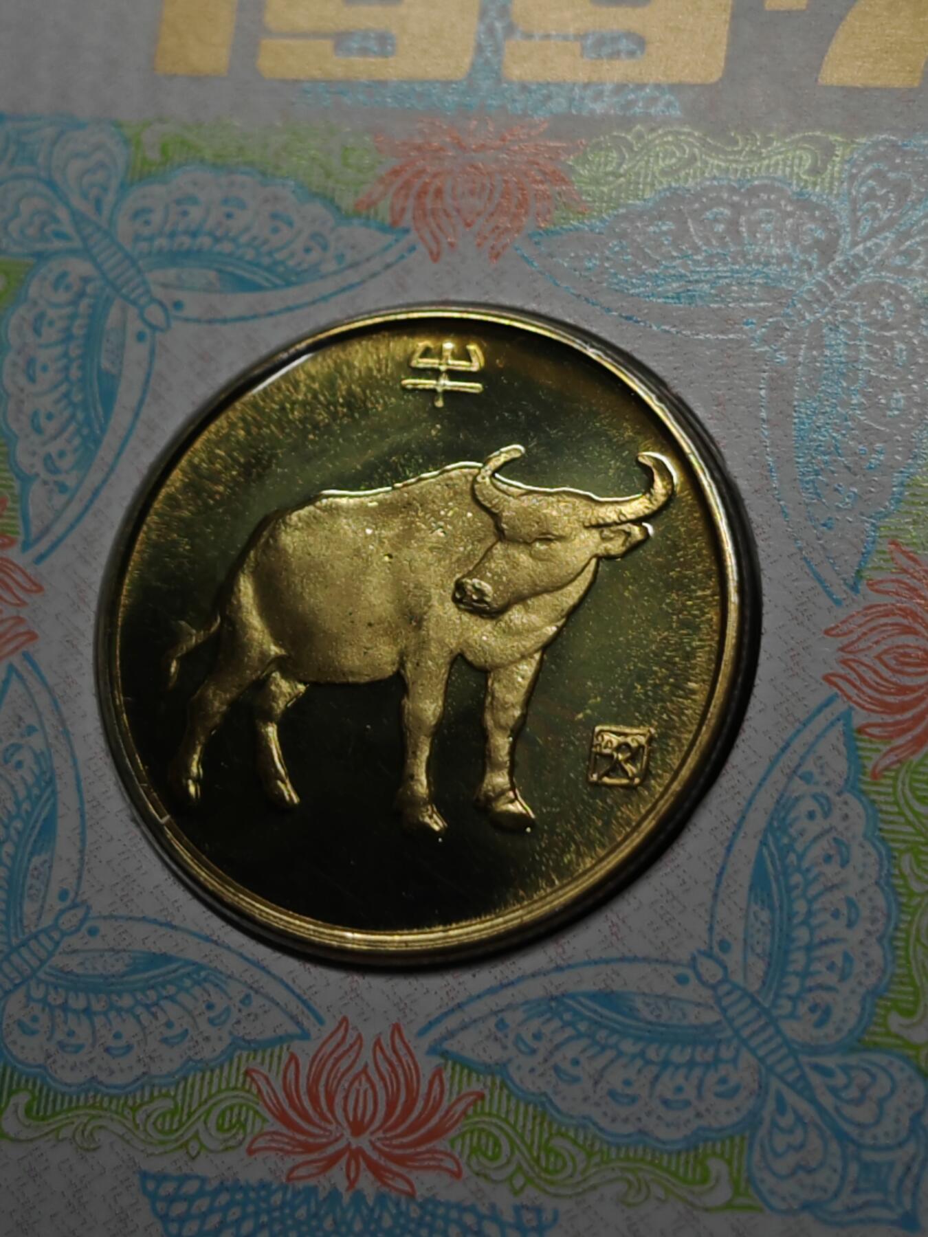 1997年中国建设银行上海市分行牛年纪念章10张，原装原封原光，带原包装，品相几乎全新，保存完好。适合收藏，值得入手。