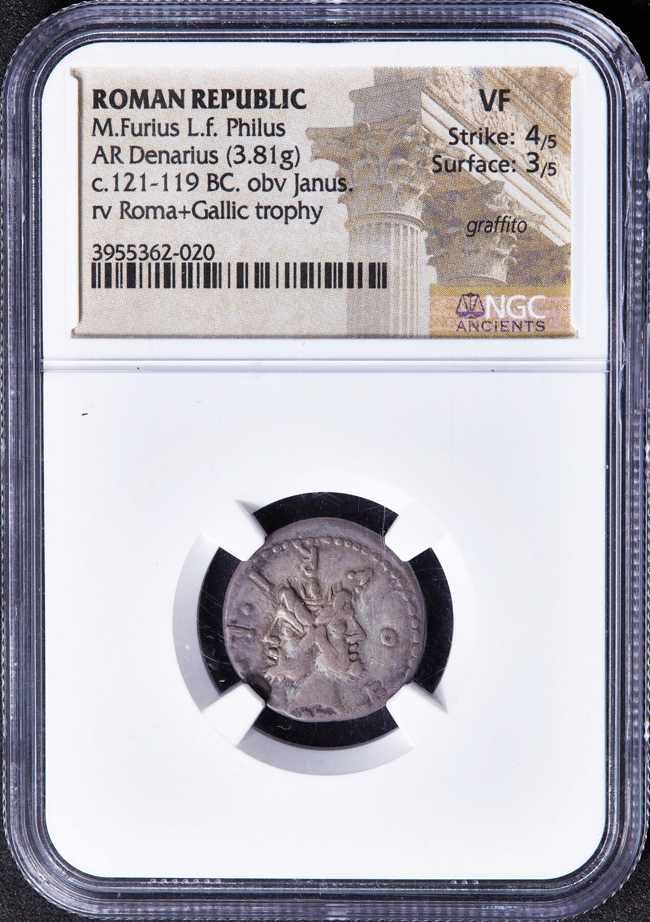 【俄甄集藏】2026年(050)04-01星期三 晚 19:30 全场包邮 古罗马共和国公元前120年1第纳尔双面神雅努斯纪念征服高卢记功银币，NGC VF(Str 4/5, Sur 3/5)，罗马造币厂打制，正面雅鲁斯两面神浓须头像，四周币文为制币官M. Furius L.f. Philus姓名缩写，背面右侧罗马女神站像，女神手持长矛及花环象征胜利的罗马一方，左侧为战胜高卢的战利品-兵器及高卢式长军号象征失败的高卢一方，老包浆难得，盒体边缘有小磕损，见详图
