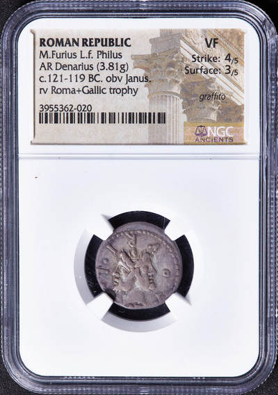 【俄甄集藏】2026年(050)04-01星期三 晚 19:30 全场包邮 - 古罗马共和国公元前120年1第纳尔双面神雅努斯纪念征服高卢记功银币，NGC VF(Str 4/5, Sur 3/5)，罗马造币厂打制，正面雅鲁斯两面神浓须头像，四周币文为制币官M. Furius L.f. Philus姓名缩写，背面右侧罗马女神站像，女神手持长矛及花环象征胜利的罗马一方，左侧为战胜高卢的战利品-兵器及高卢式长军号象征失败的高卢一方，老包浆难得，盒体边缘有小磕损，见详图