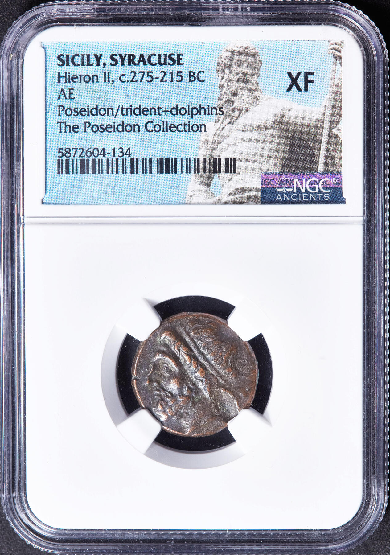 【俄甄集藏】2026年(050)04-01星期三 晚 19:30 全场包邮 古希腊西西里岛叙拉古公元前275-前216年希伦二世海神波塞冬双鱼座铜币，NGC XF，正面海神波塞冬束发头像，他是双鱼座的守护神，背面是波塞冬的法器三叉戟，两侧各有一只海豚，NGC海神特殊标签，细节犀利