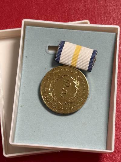 韵星假日军品类拍卖第50期 - 民主德国金级卫生与公共医疗忠诚服务奖章带原盒