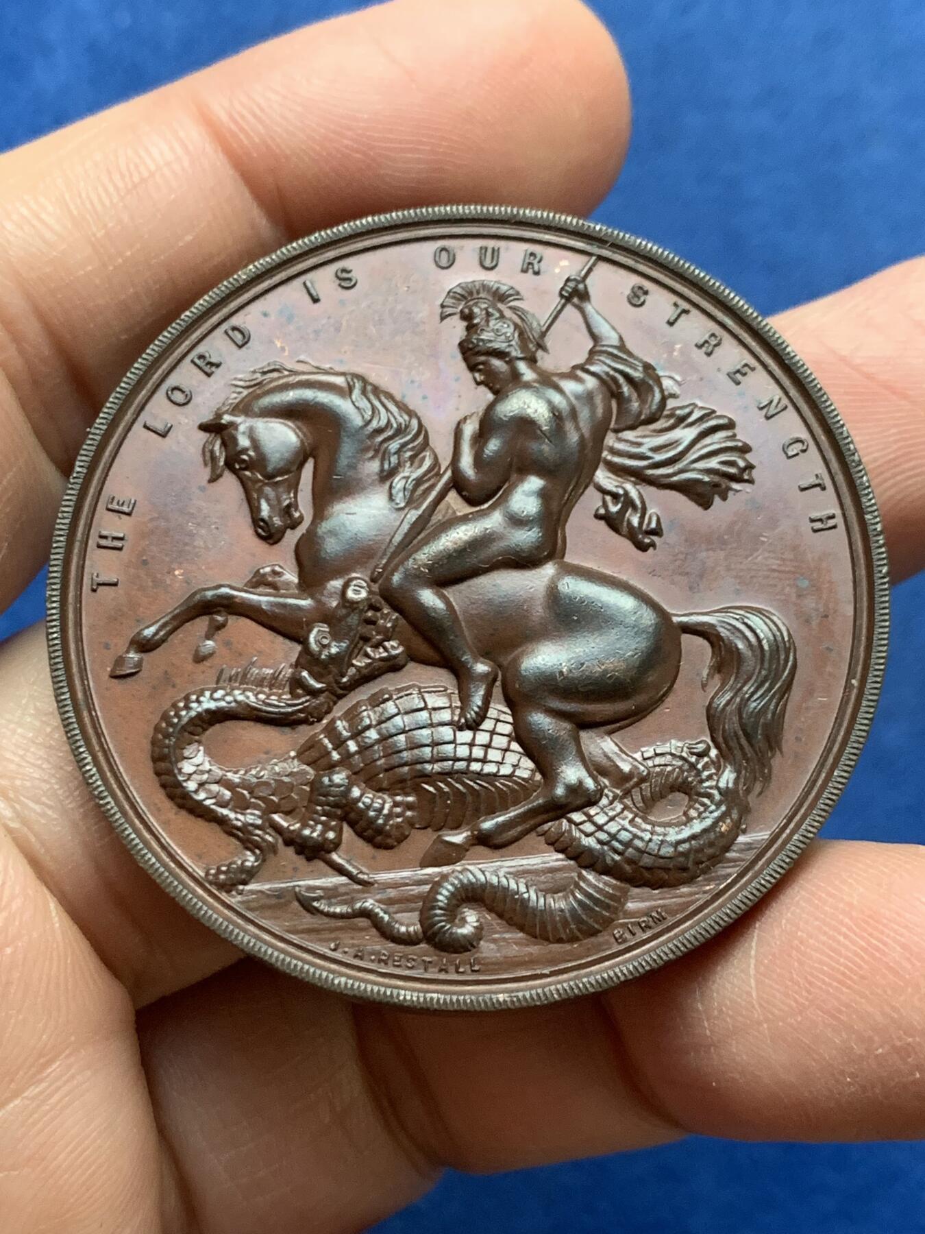 《竞宝斋》第475场 周日，周一 2场连拍 （全场包邮）欢迎送拍 英国20世纪初伦敦理工技术学院圣乔治屠龙铜奖章，上书铭文“主即吾等之力量”，授予建筑绘图比赛的冠军S.T.PUZEY。43.6克，44.7mm。