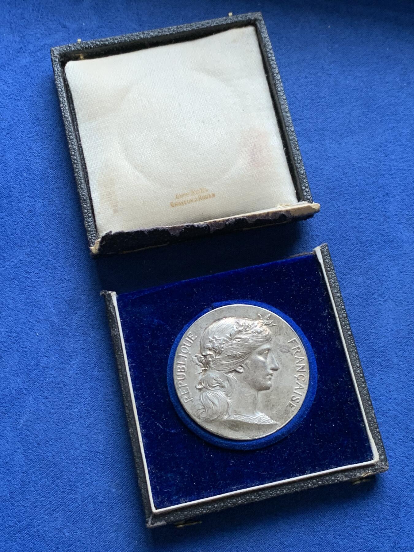 《竞宝斋》第475场 周日，周一 2场连拍 （全场包邮）欢迎送拍 法国下塞纳省玛丽安娜女神银章 39.5克 41.1mm 丰饶角银 带原盒 盒子有损