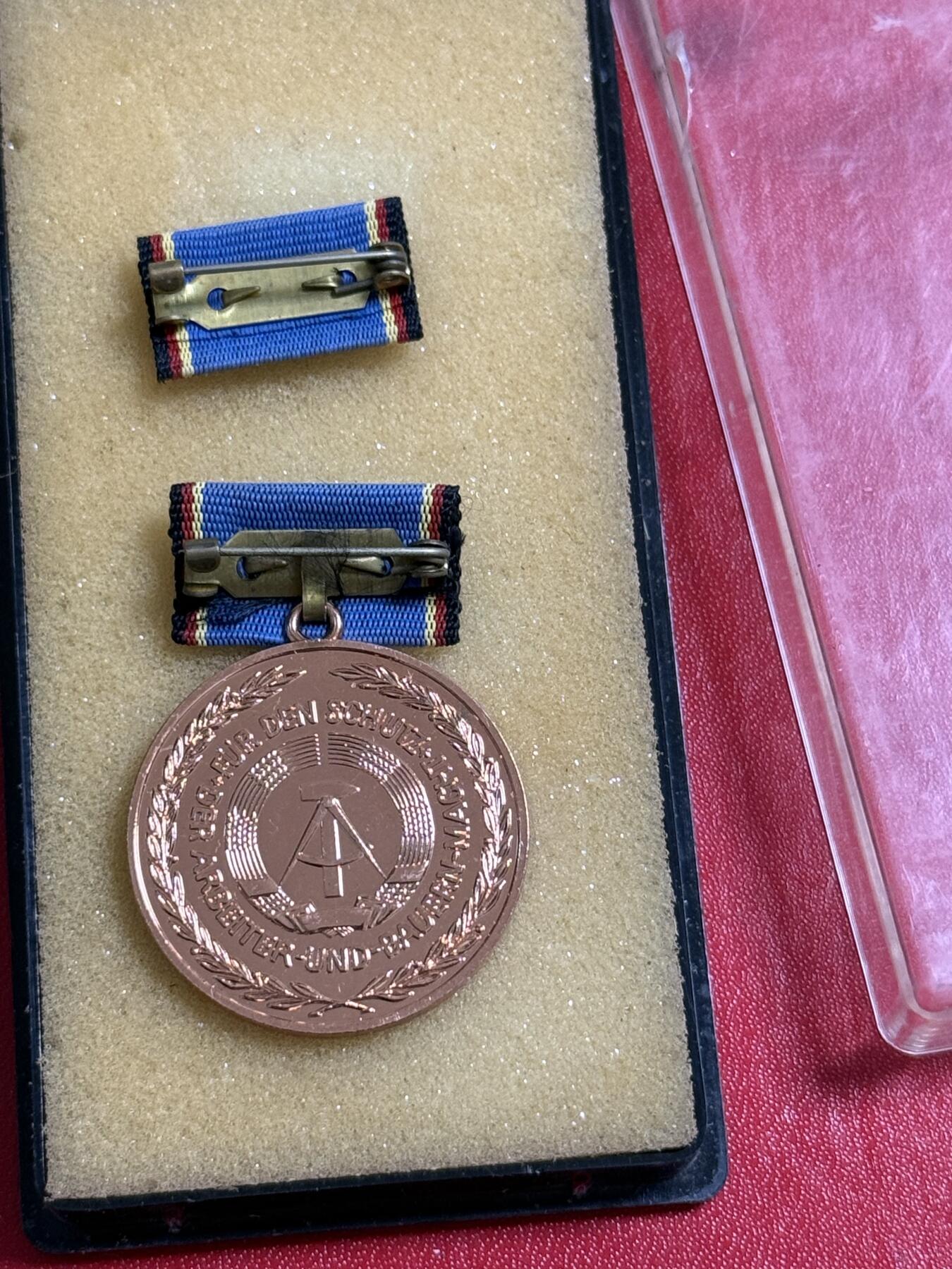 韵星假日军品类拍卖第50期 民主德国铜级为加强国防多年服务奖章带原盒略