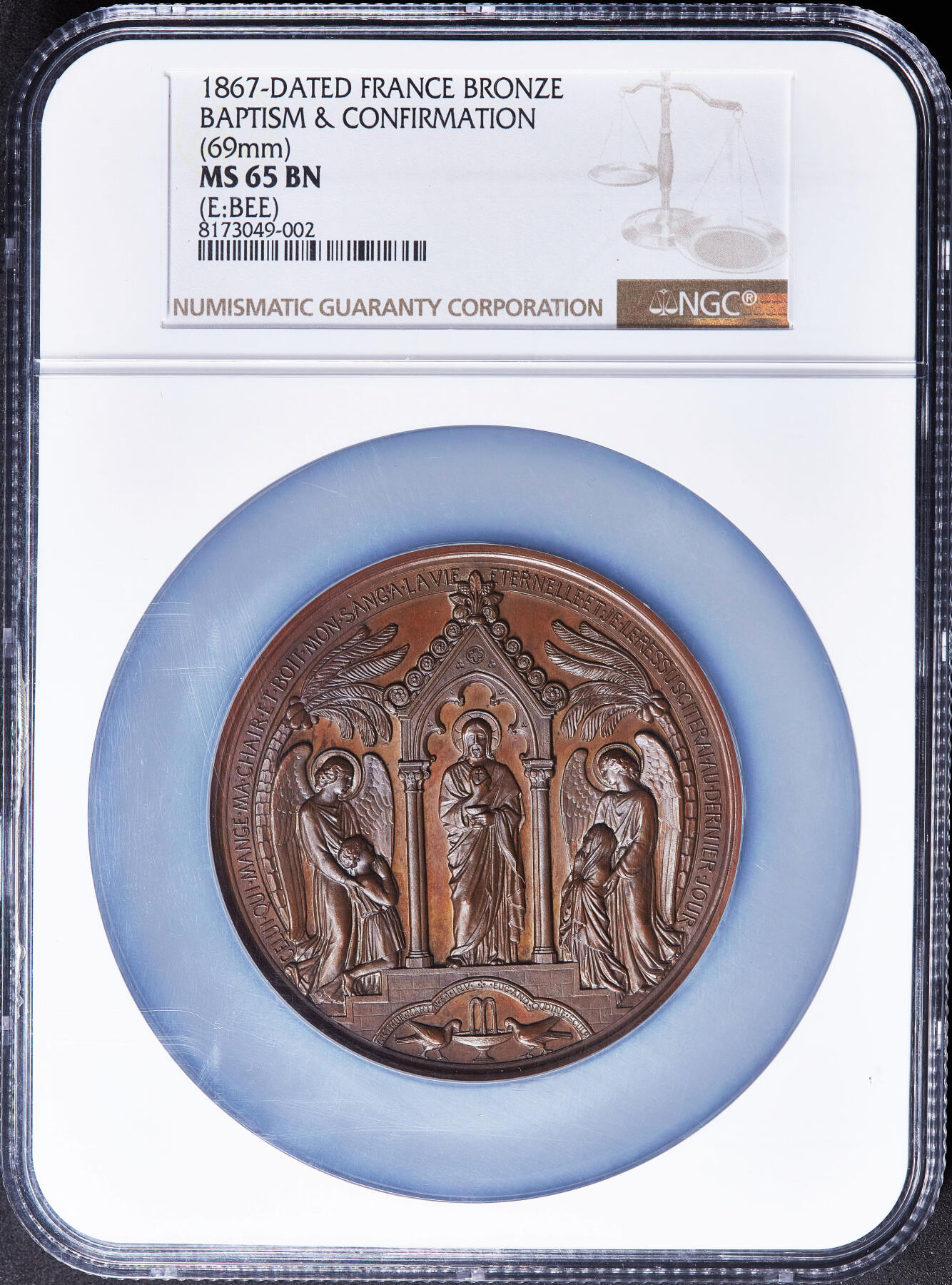 【俄甄集藏】2026年(050)04-01星期三 晚 19:30 全场包邮 法国1867年新古典主义天主教洗礼大铜章，NGC MS65，高浮雕，巧克力包浆，设计华丽，顶级品相，展现天主教洗礼的三大圣事，受洗、初领圣体、坚振圣事，蜜蜂铭，直径：69mm
