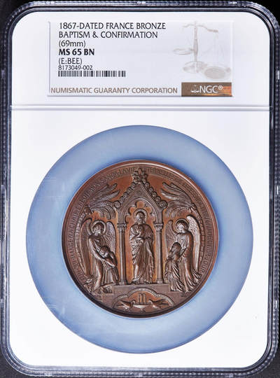【俄甄集藏】2026年(050)04-01星期三 晚 19:30 全场包邮 - 法国1867年新古典主义天主教洗礼大铜章，NGC MS65，高浮雕，巧克力包浆，设计华丽，顶级品相，展现天主教洗礼的三大圣事，受洗、初领圣体、坚振圣事，蜜蜂铭，直径：69mm