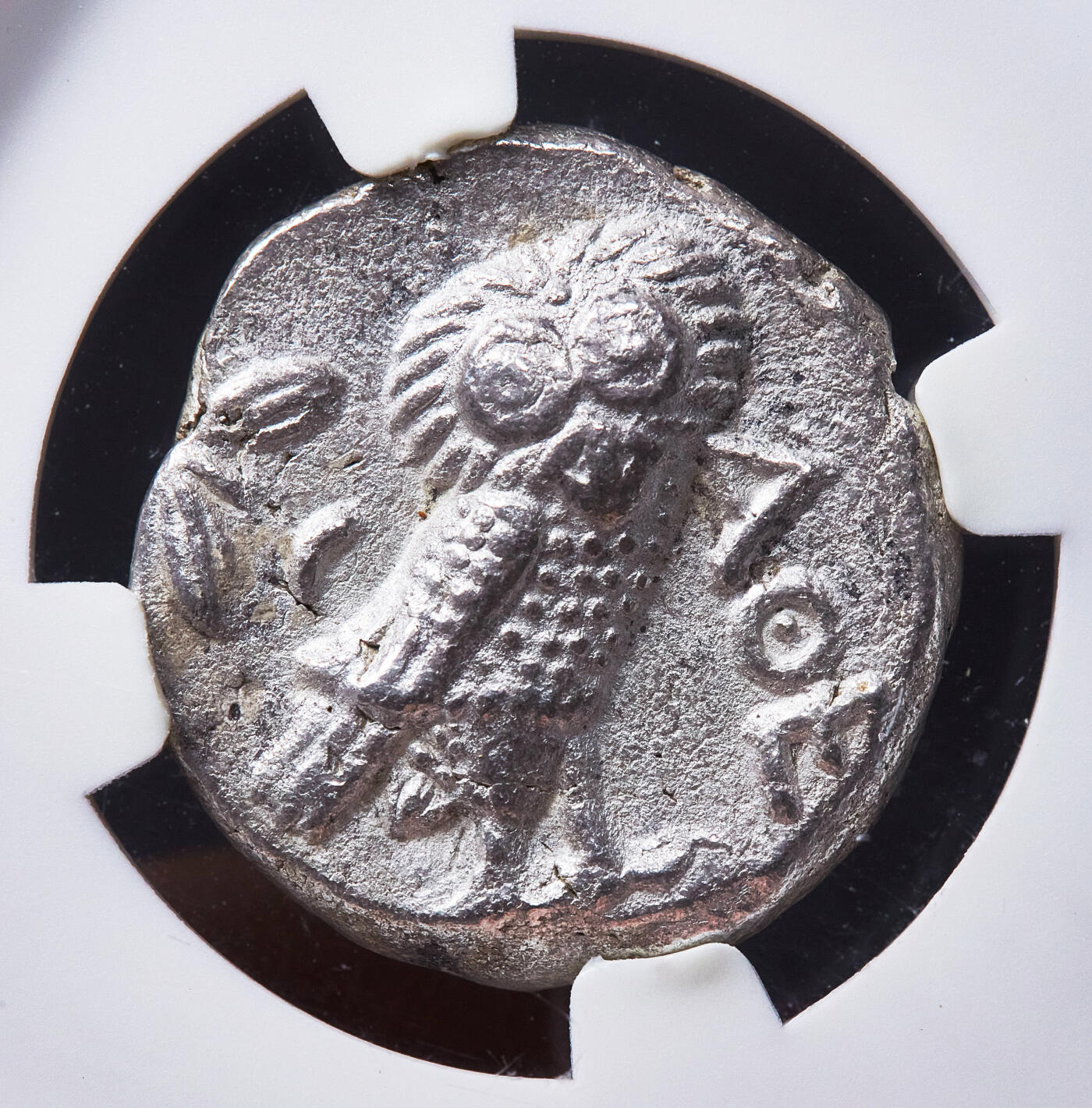 【俄甄集藏】2026年(050)04-01星期三 晚 19:30 全场包邮 古希腊雅典城公元前393年-钱294年伯罗奔尼撒战争结束后发行的雅典娜猫头鹰四德拉克马银币，NGC XF，提洛联盟解散后，雅典失去爱琴海地区霸权，造币也随之停止，到公元前393年左右，雅典恢复了银币的打造，新发行的银币，艺术性及细节下降严重，该枚已算难得好品，正面雅典城守护神雅典娜戴阿提卡式头盔头像，背面是一只站立的猫头鹰，右方雅典的缩写ΑΘΕ，左方为橄榄枝及一钩新月，底光犹存