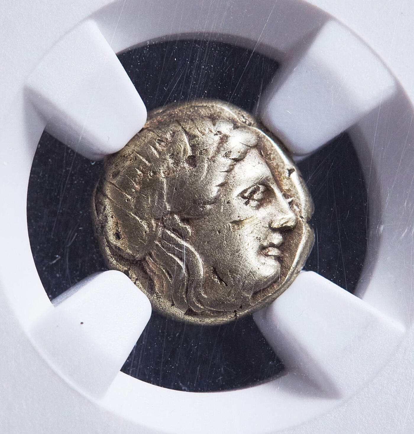 【俄甄集藏】2026年(050)04-01星期三 晚 19:30 全场包邮 古希腊莱斯博斯岛公元前377年-前326年太阳神与月神1/6标准重琥珀金币，NGC VF(Str 5/5, Sur 2/5)，米蒂利尼城邦发行，直径：10mm，重量：2.53克，正面头带桂冠的阿波罗面右像，背面女性头像月神阿尔忒弥斯，稀少