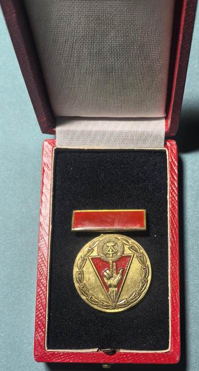 盛世勋华——号角文化勋章邮票专场拍卖第311期 - 东德反法西斯抵抗战士委员会纪念奖章 原盒