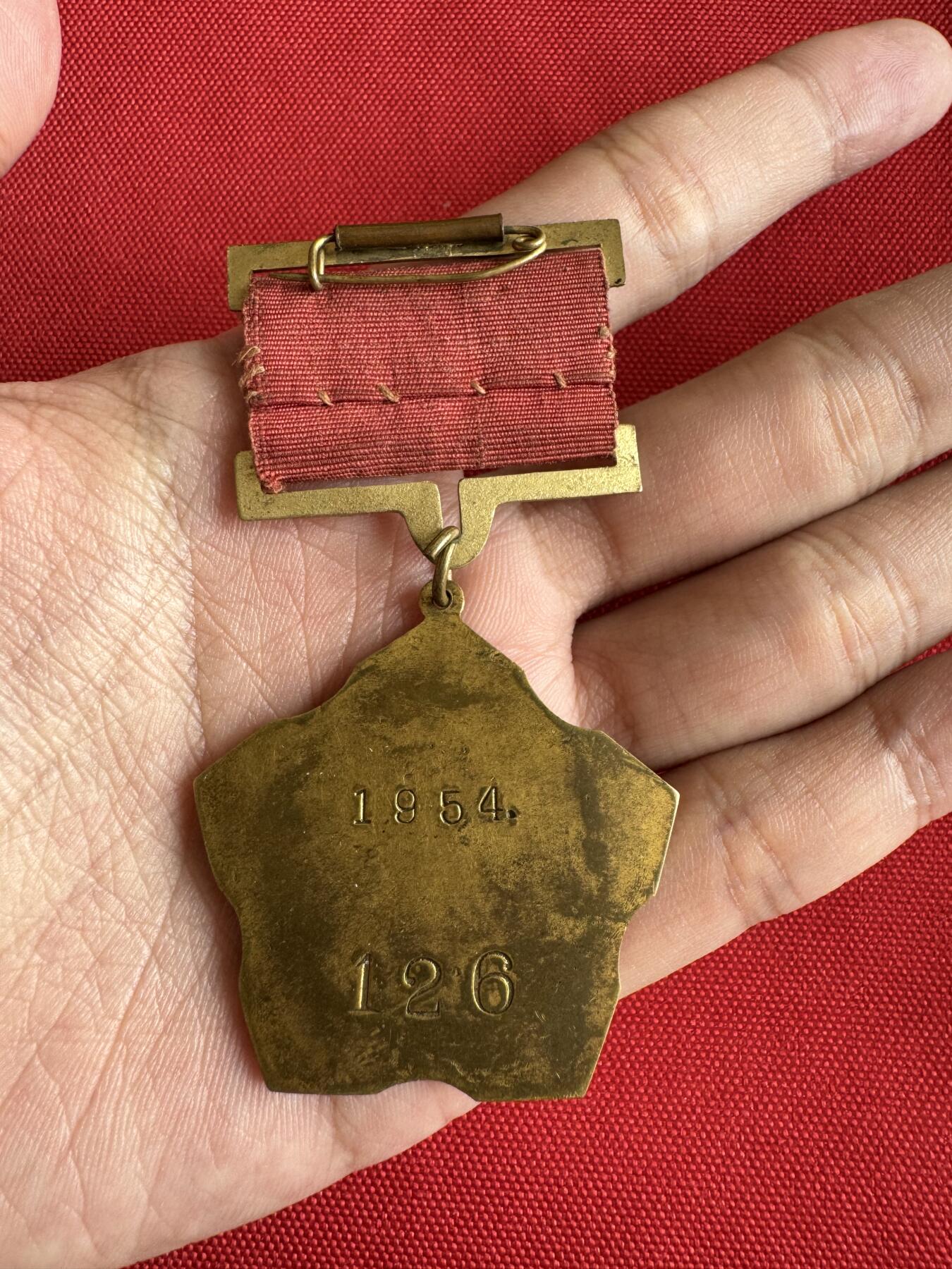 五哥徽章群   29号周日晚上八点4群联拍 铜章