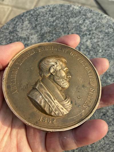 林肯印第安和平纪念铜章，美国历史题材，铜质，直径约7.2cm。正面林肯总统半身像，周围英文，下方1862年，背面原住民和平场景，细节丰富，雕刻清晰。 - 林肯印第安和平纪念铜章，美国历史题材，铜质，直径约7.2cm。正面林肯总统半身像，周围英文，下方1862年，背面原住民和平场景，细节丰富，雕刻清晰。