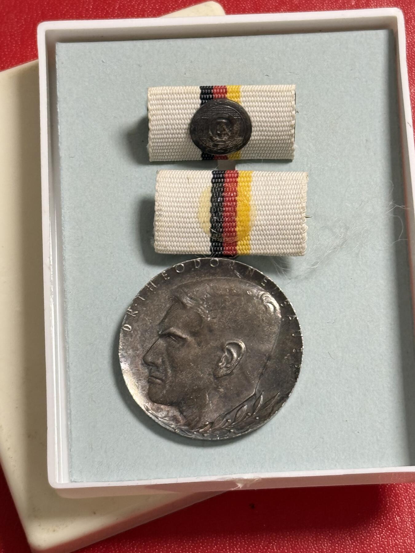 韵星假日军品类拍卖第50期 民主德国银级西奥多纽贝尔奖章带原盒略