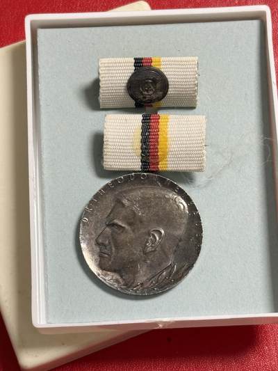 韵星假日军品类拍卖第50期 - 民主德国银级西奥多纽贝尔奖章带原盒略