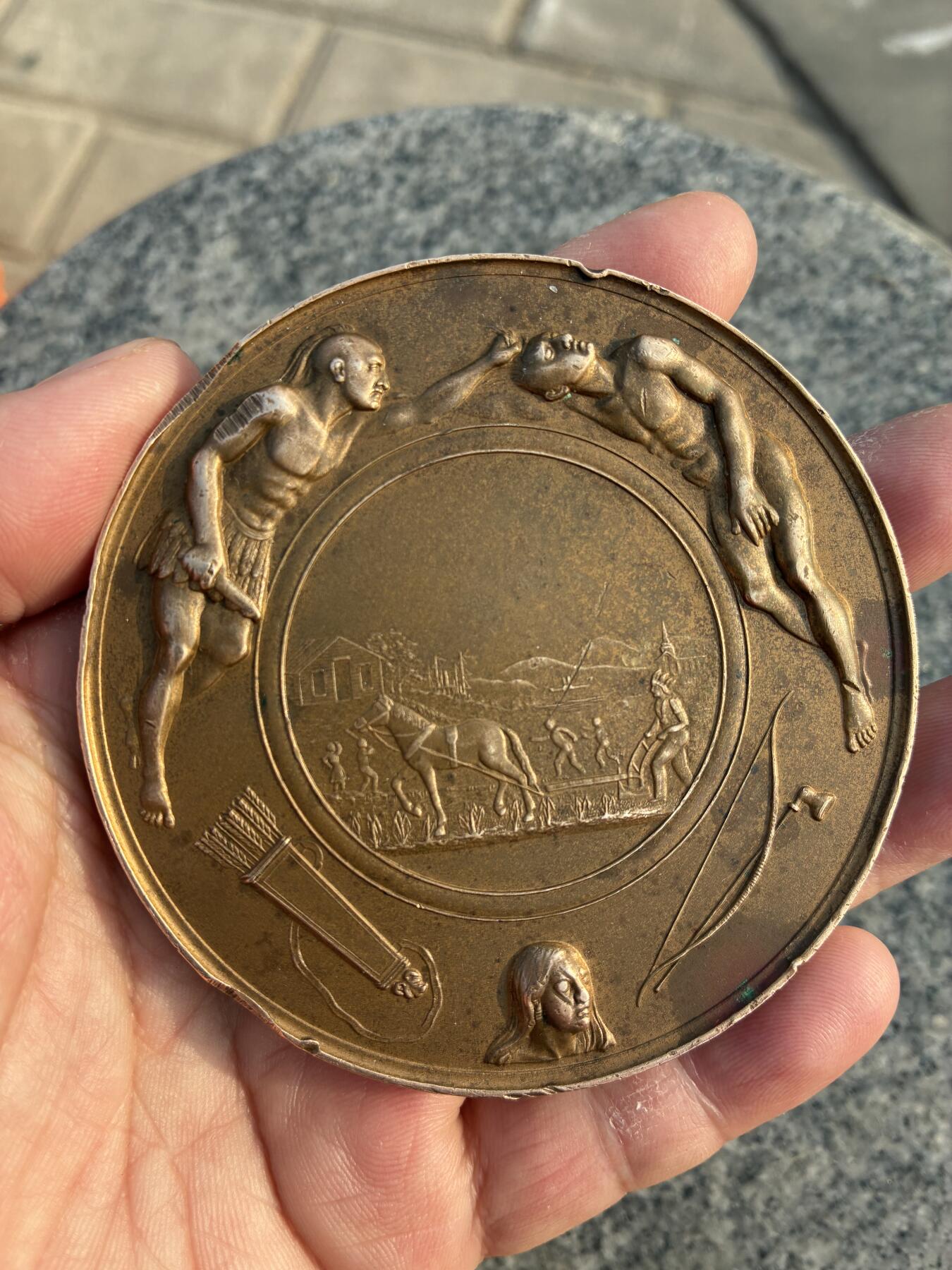 林肯印第安和平纪念铜章，美国历史题材，铜质，直径约7.2cm。正面林肯总统半身像，周围英文，下方1862年，背面原住民和平场景，细节丰富，雕刻清晰。