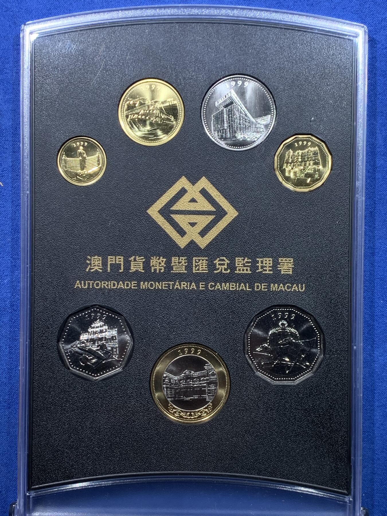 《竞宝斋》第475场 周日，周一 2场连拍 （全场包邮）欢迎送拍 澳门 1999年官方回归版纪念套币 盒证全 内盒定位卡槽坏了 外盒袋子拆了，内盒未开