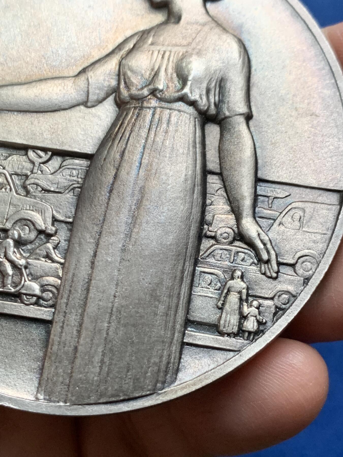 《竞宝斋》第475场 周日，周一 2场连拍 （全场包邮）欢迎送拍 名家名作 法国预防道路安全镀银大铜章 183.1克 71.5mm 丰饶角铜标 带盒