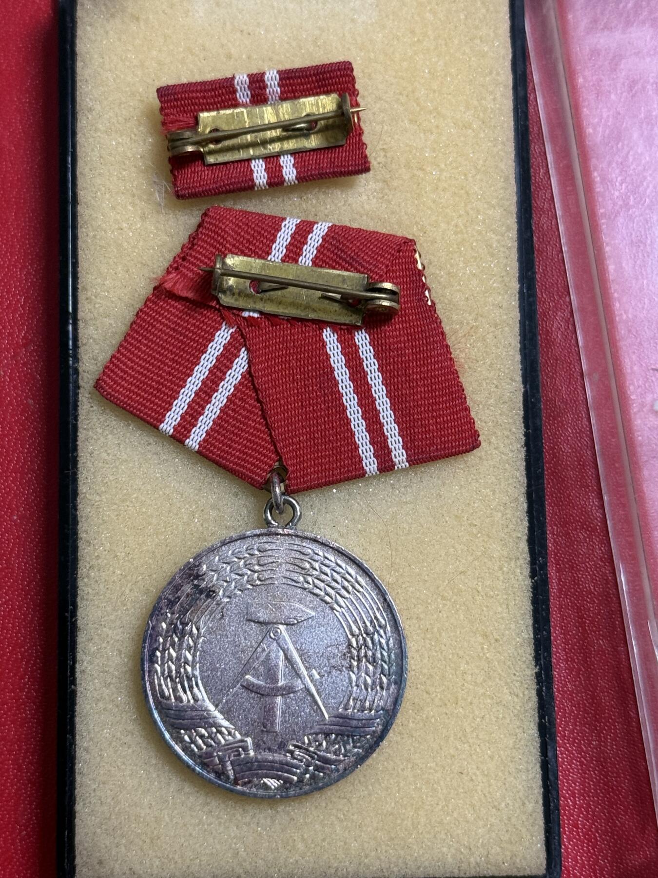 韵星假日军品类拍卖第50期 民主德国银级工战队忠诚服务奖章带原盒略