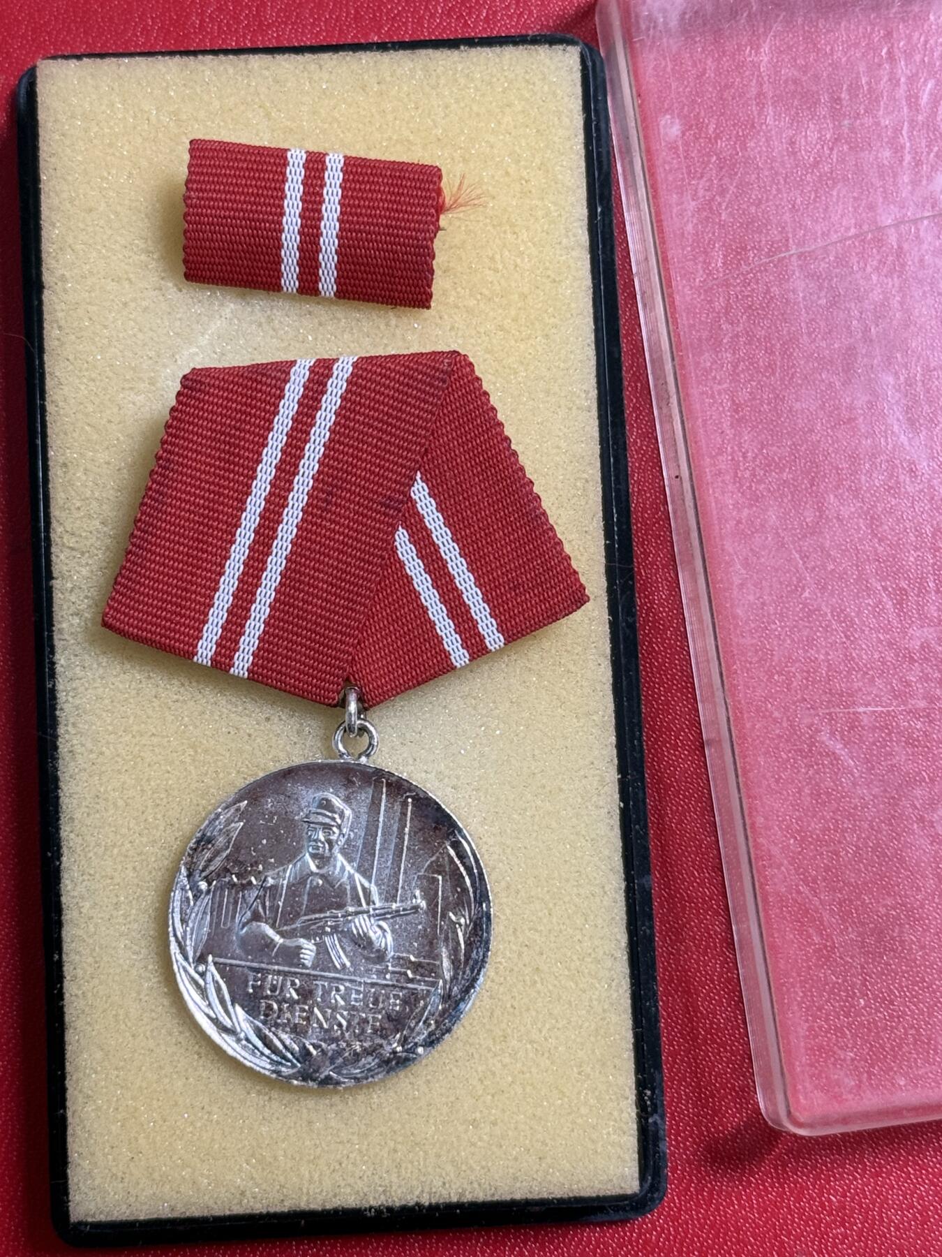 韵星假日军品类拍卖第50期 民主德国银级工战队忠诚服务奖章带原盒略