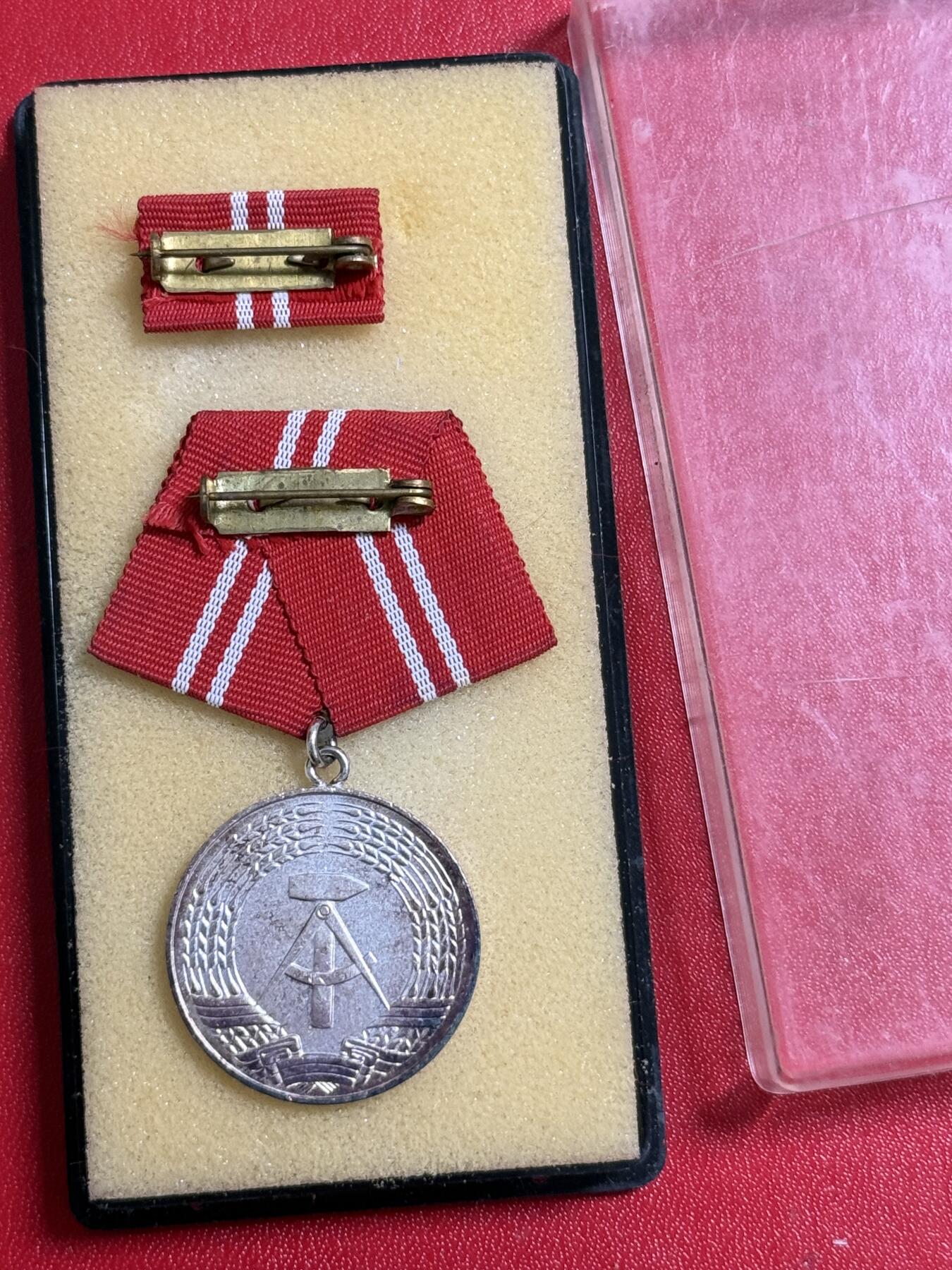 韵星假日军品类拍卖第50期 民主德国银级工战队忠诚服务奖章带原盒略