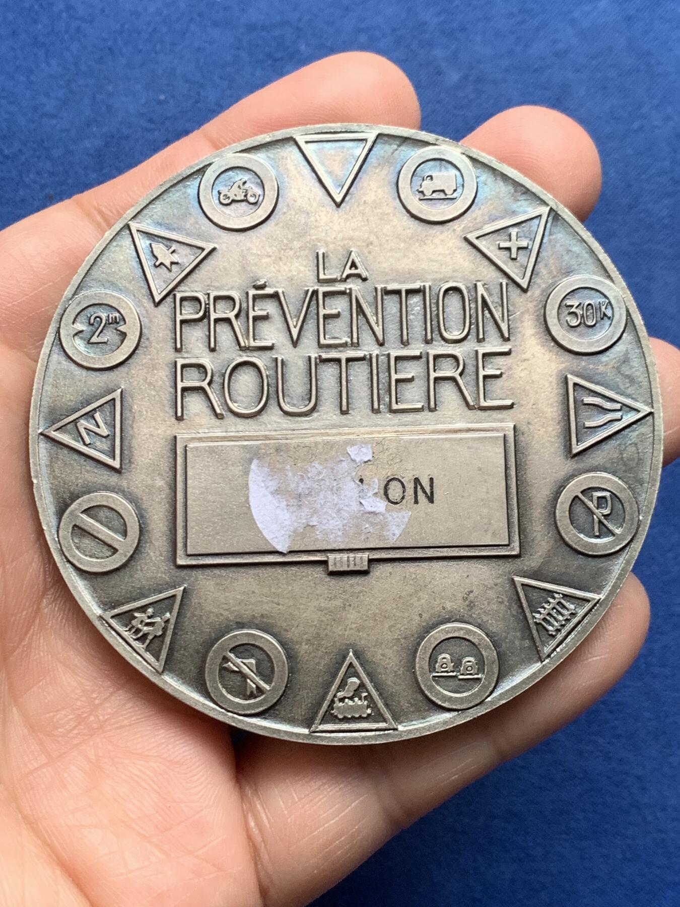 《竞宝斋》第475场 周日，周一 2场连拍 （全场包邮）欢迎送拍 名家名作 法国预防道路安全镀银大铜章 183.1克 71.5mm 丰饶角铜标 带盒