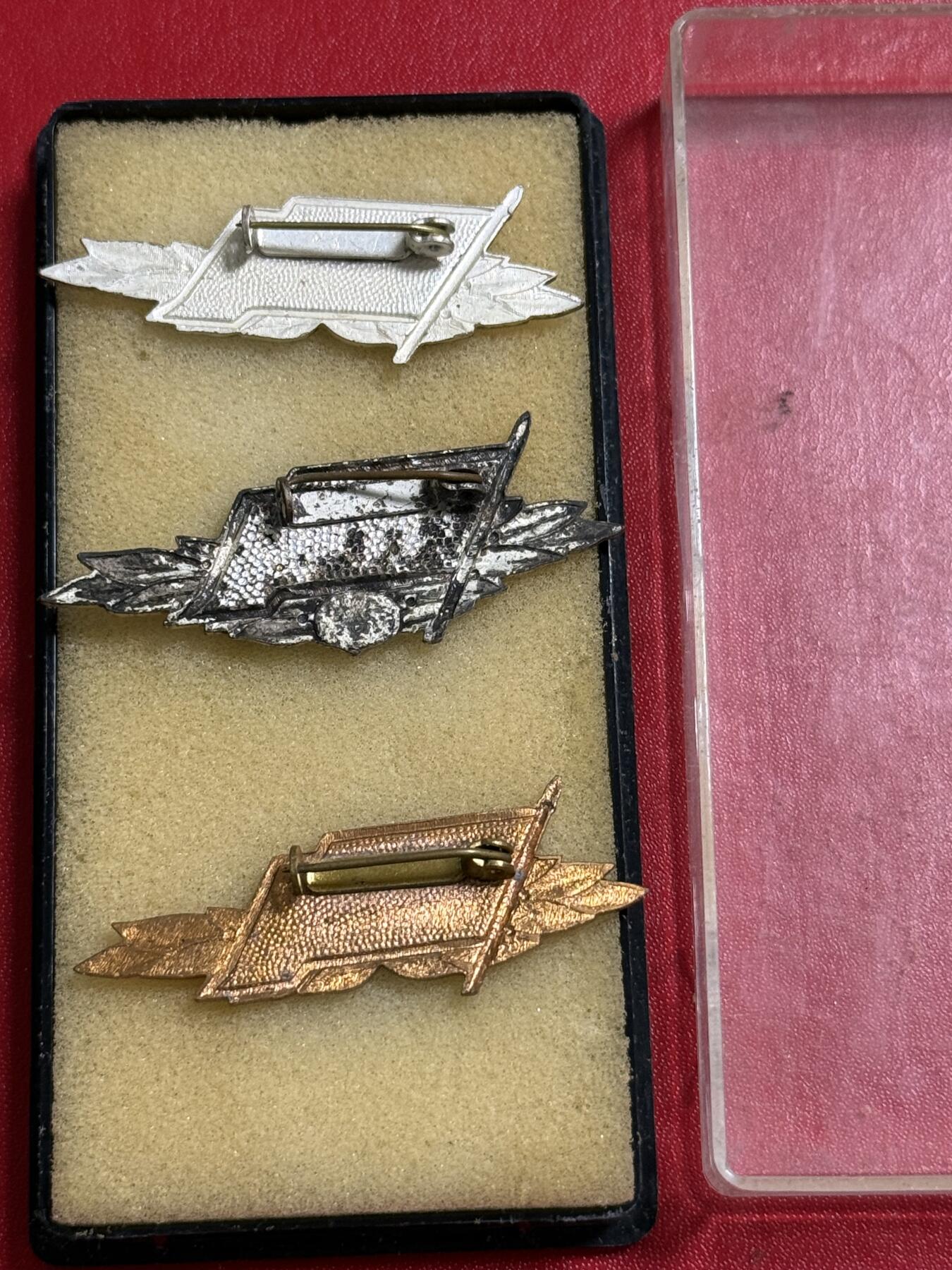 韵星假日军品类拍卖第50期 民主德国银级铜级工战队技能证章一组 两银一铜 其中银级一级一个