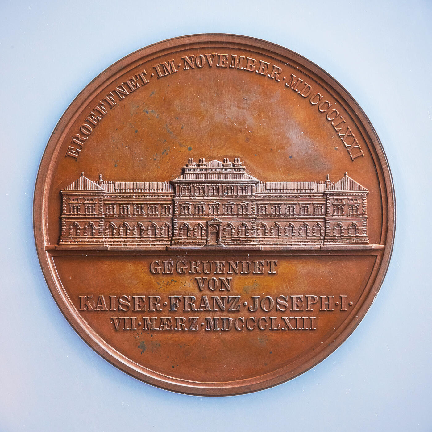 【俄甄集藏】2026年(050)04-01星期三 晚 19:30 全场包邮 奥匈帝国1871年纪念维也纳艺术与工业应用博物馆开放大铜章，NGC MS63，巧克力包浆，高浮雕，设计精美，雕刻家古斯塔夫·拉德尼茨基名誉作品，直径：57mm，标签错误