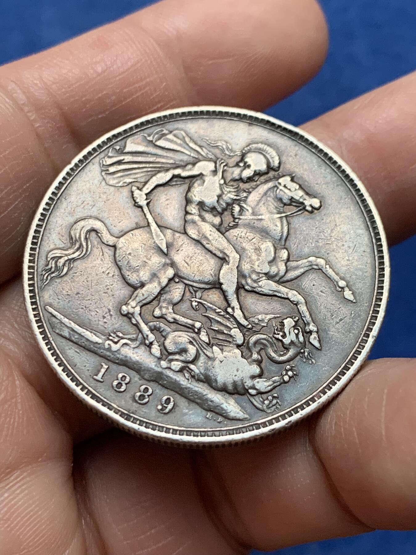 《竞宝斋》第475场 周日，周一 2场连拍 （全场包邮）欢迎送拍 英国1889年高冠马剑1克朗银币，黑包浆，细节还不错