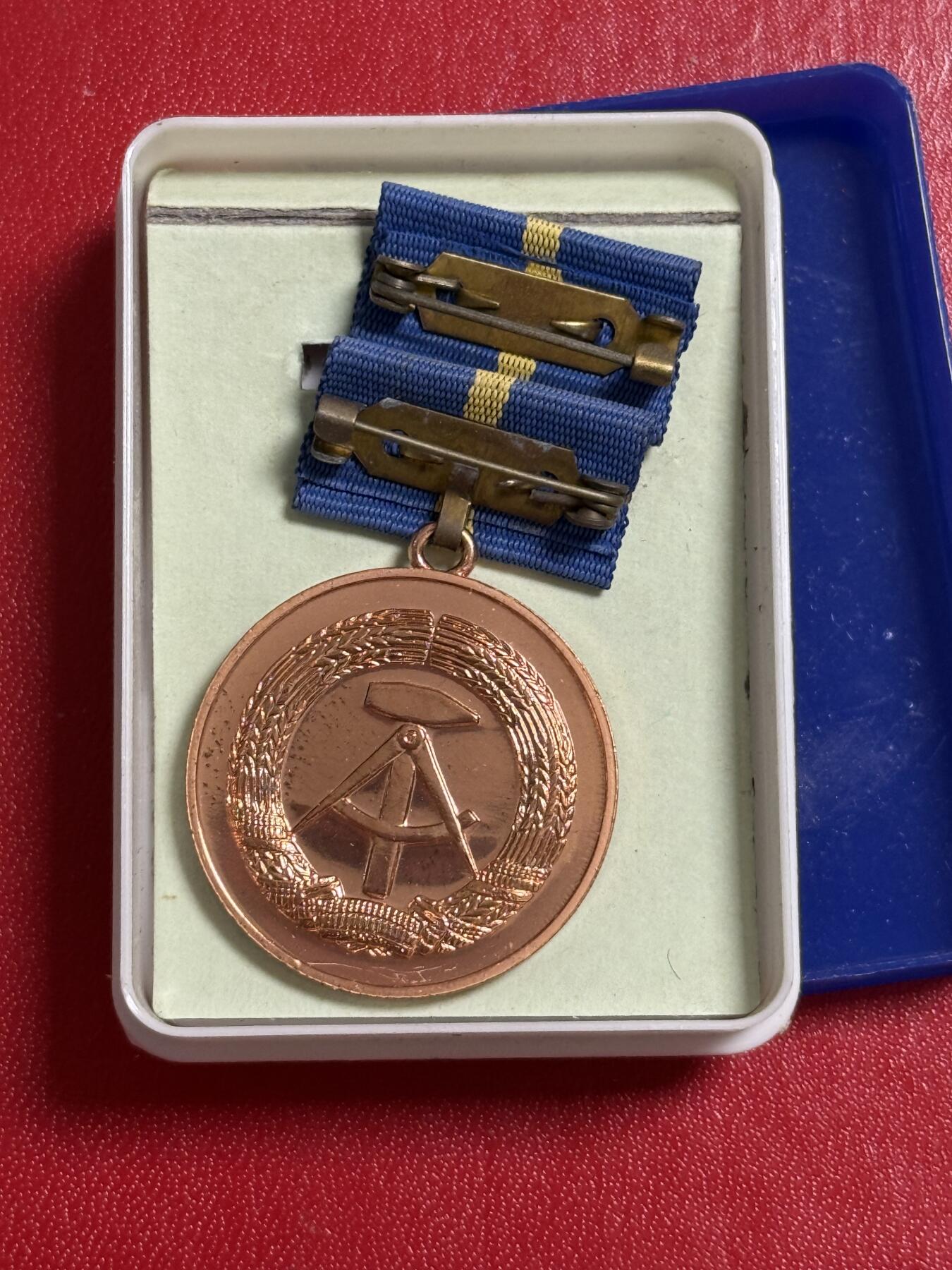 韵星假日军品类拍卖第50期 民主德国铜级邮政部忠诚服务奖章带原盒略