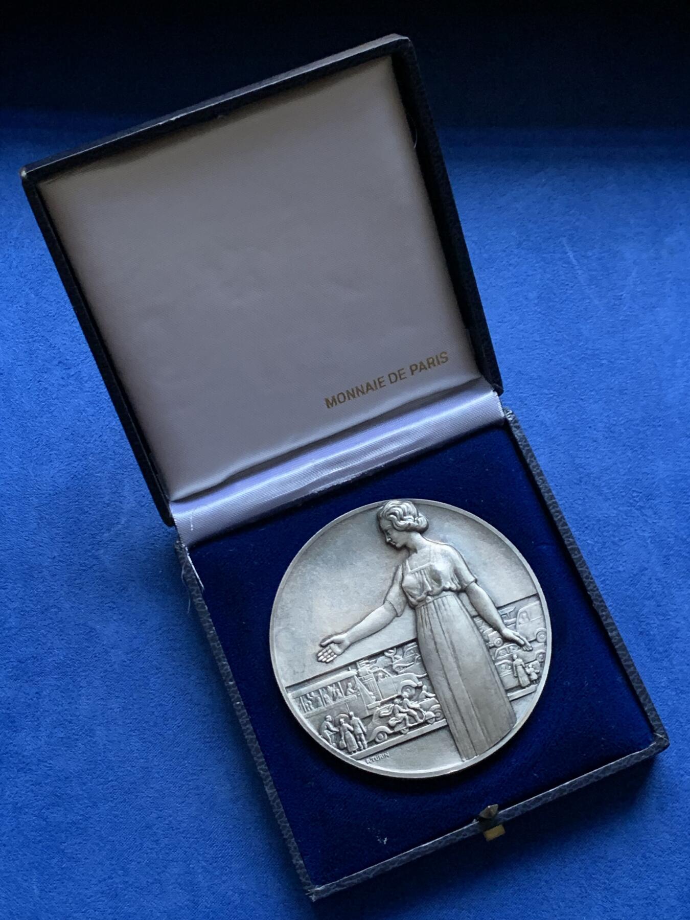 《竞宝斋》第475场 周日，周一 2场连拍 （全场包邮）欢迎送拍 名家名作 法国预防道路安全镀银大铜章 183.1克 71.5mm 丰饶角铜标 带盒