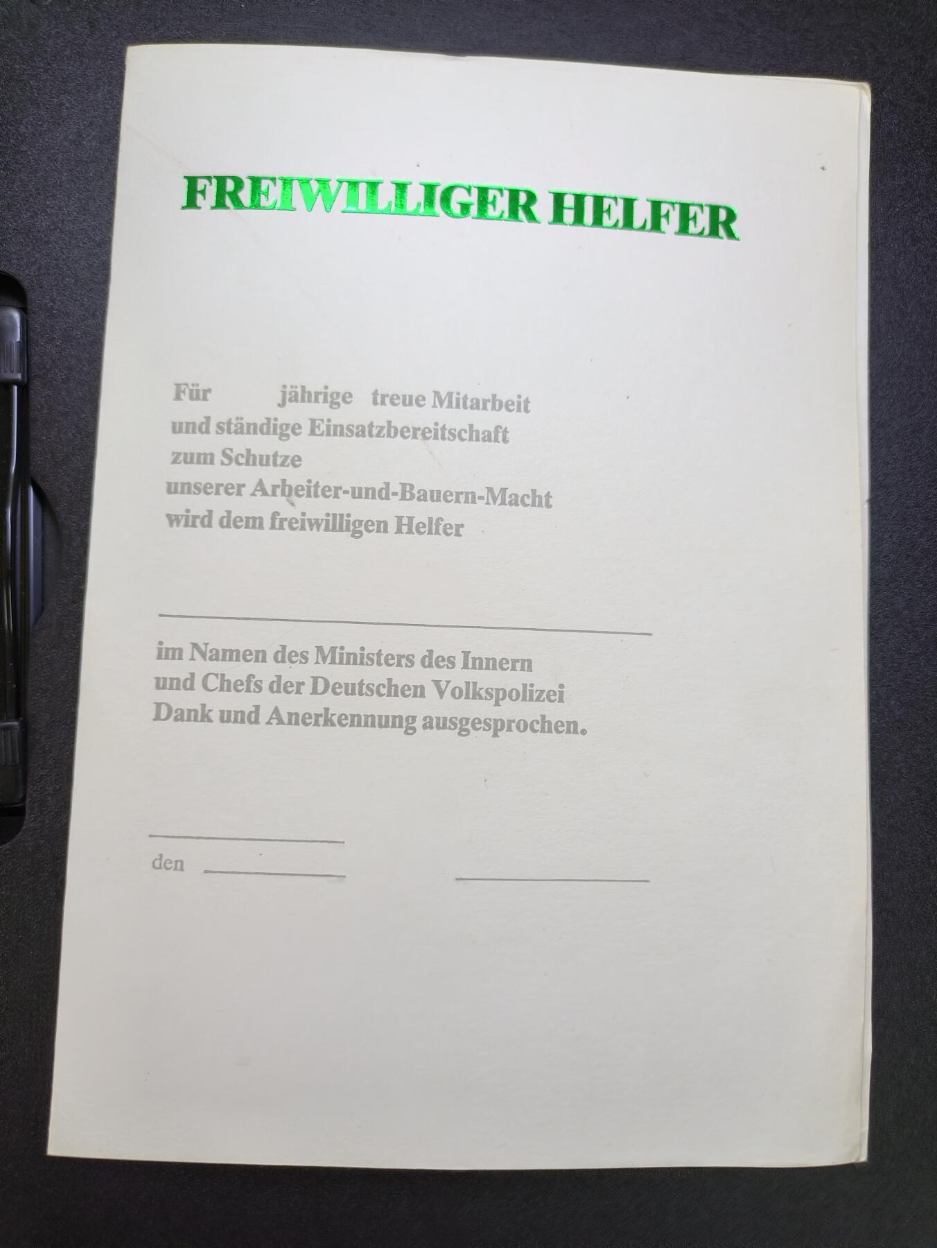 云宸嘉赏-勋臻文献佳藏优品精选场次（低佣 转发佣金红包） 民主德国人民警察志愿助手（Freiwilliger Helfer）忠诚服务与协作证书  全新空白 详细翻译见简介 